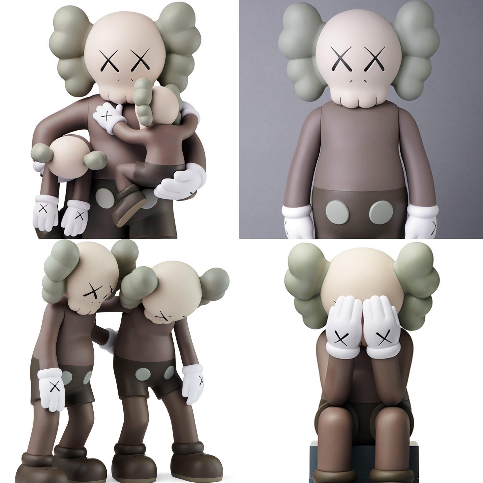 Compagnon du KAWS 2016-2019 :
Un ensemble de 4 compagnons KAWS bruns individuels neufs et non ouverts dans leur emballage d'origine. 

KAWS Clean Slate, 2018 : 14,25 x 8 x 8 pouces. 
KAWS Brown Companion 2016 : 11 x 5 pouces. 
KAWS le long du chemin