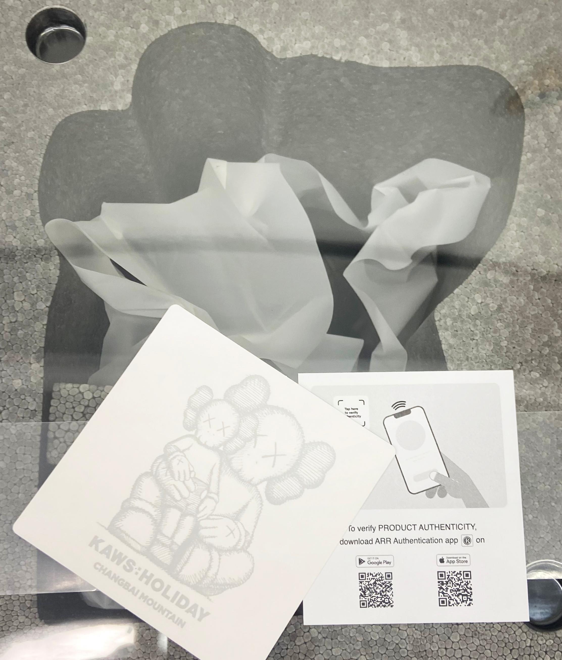 KAWS Changbai noir (KAWS holiday chanbgai) en vente 5