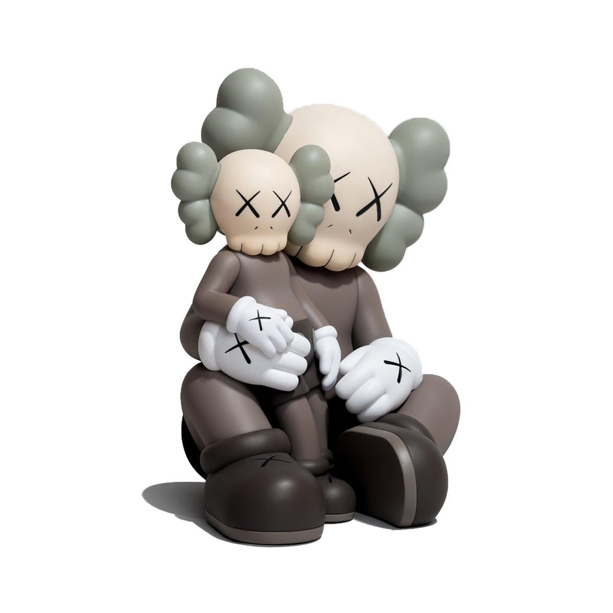 KAWS Holiday Changbai Mountain (KAWS brun Changbai) :
Un COMPANION de KAWS magnifiquement composé, publié pour commémorer la sculpture à plus grande échelle de KAWS, à la montagne Changbai, dans la province de Jilin, en Chine. La pièce représente le