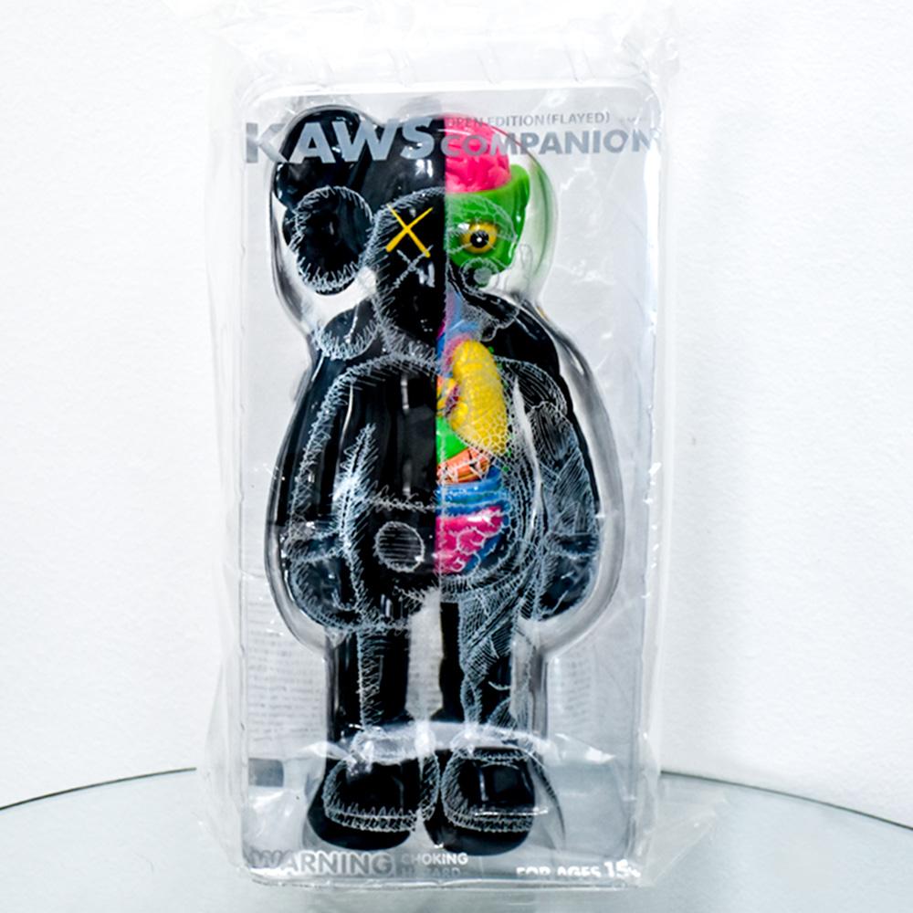 Ultravibrierende KAWS Companion Black Flayed Edition.
Open Edition, veröffentlicht im Jahr 2016.
Gestempelte Kaws-Signatur auf der Unterseite des Fußes mit "Kaws...2016".
Hergestellt von Medicom Toy.
Kommt in der versiegelten Originalverpackung wie
