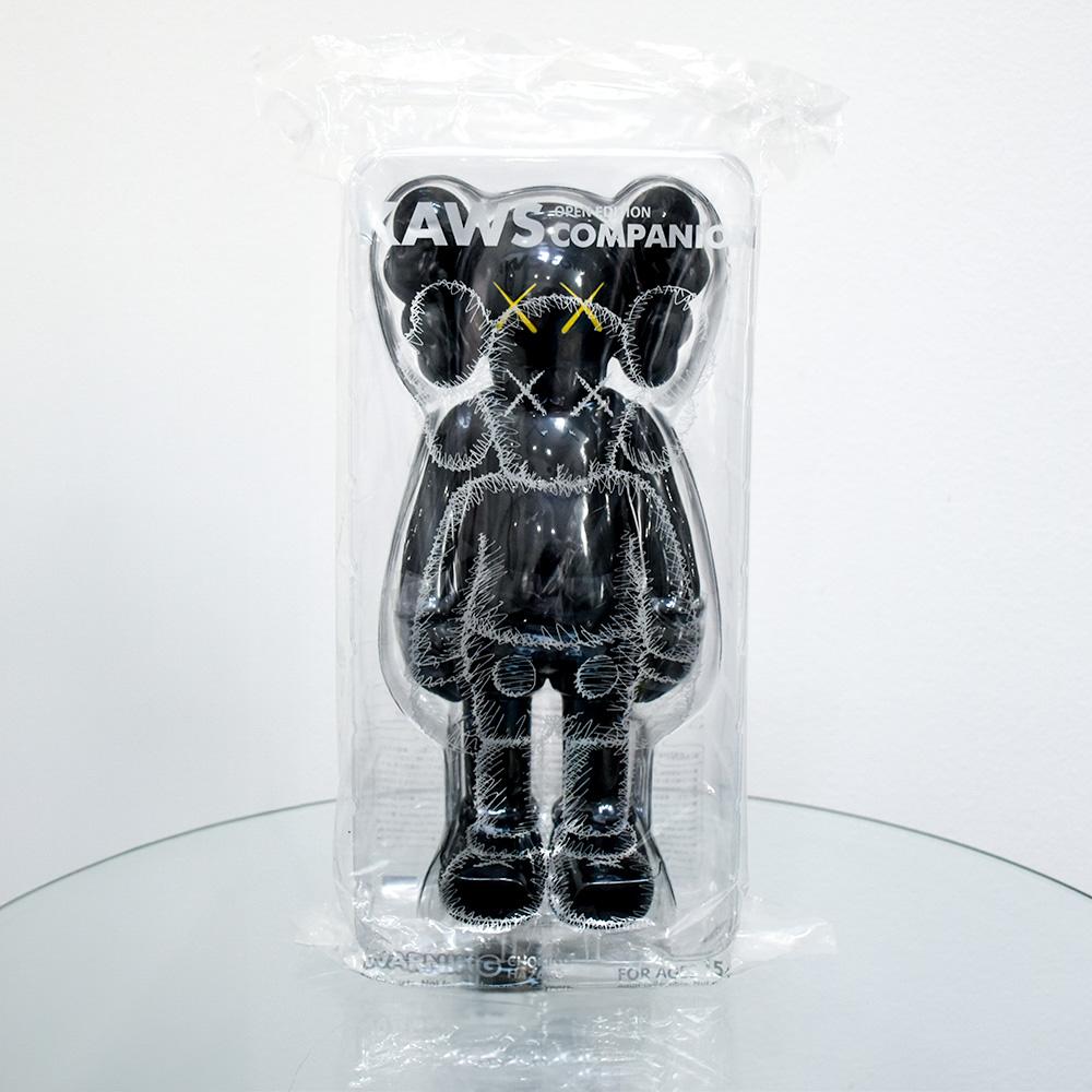 Sculpture moderne incontournable le KAWS Companion en noir.
Jouet artistique en édition ouverte sorti en 2016.
Signature de KAWS estampillée en jaune sur le bas du pied avec " KAWS...2016 ".
Fabriqué par Medicom Toys for KAWS.
Livré dans son