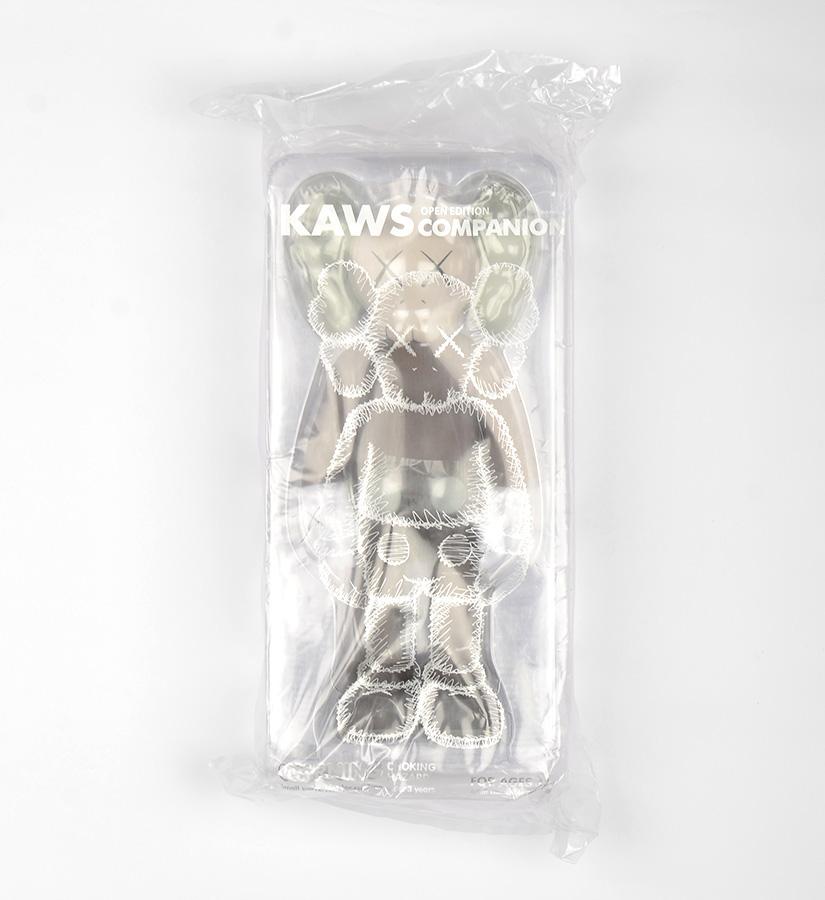 Companion (Brown)
Date of creation: 2016
Medium: Sculpture
Media: Vinyl
Edition: Open
Size: 28 x 12.7 x 7.5 cm
Observations:
Vinyl sculpture published in 2016 by KAWS/ORIGINALFAKE & Medicom Toys. Sent inside its original box.