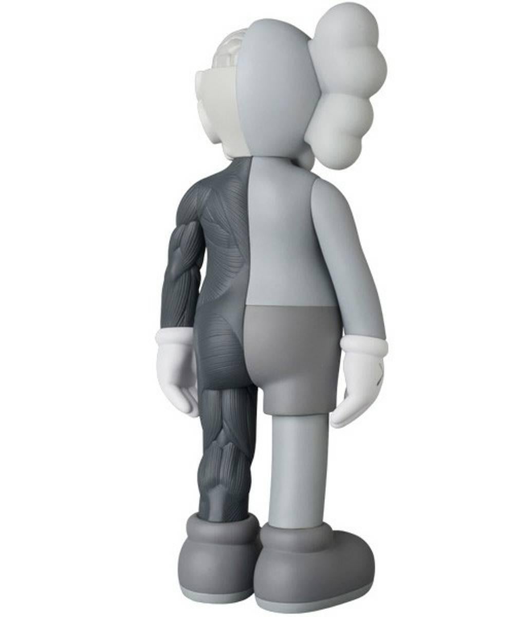 Companion Flayed (Grey)
Date of creation: 2016
Medium: Sculpture
Media: Vinyl
Edition: Unknown and sold out
Size: 28 x 12 x 7 cm
Observations: Vinyl sculpture published in 2016 by KAWS/ORIGINALFAKE & Medicom Toys. Sent inside its original box.
KAWS,