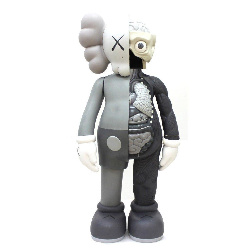 Companion Flayed (Grey)
Date of creation: 2016
Medium: Sculpture
Media: Vinyl
Edition: Unknown and sold out
Size: 28 x 12 x 7 cm
Observations: Vinyl sculpture published in 2016 by KAWS/ORIGINALFAKE & Medicom Toys. Sent inside its original box.
KAWS,