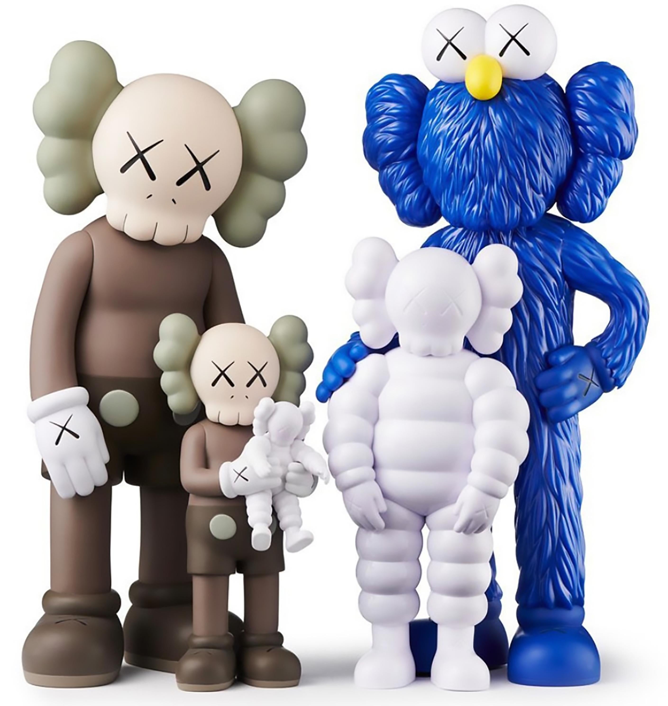 FAMILLE KAWS 2021 :
Une œuvre très appréciée et une variante de la grande sculpture FAMILY de KAWS - ce coffret d'accompagnement KAWS à collectionner a été publié à l'occasion de la première exposition à grande échelle de KAWS dans un musée