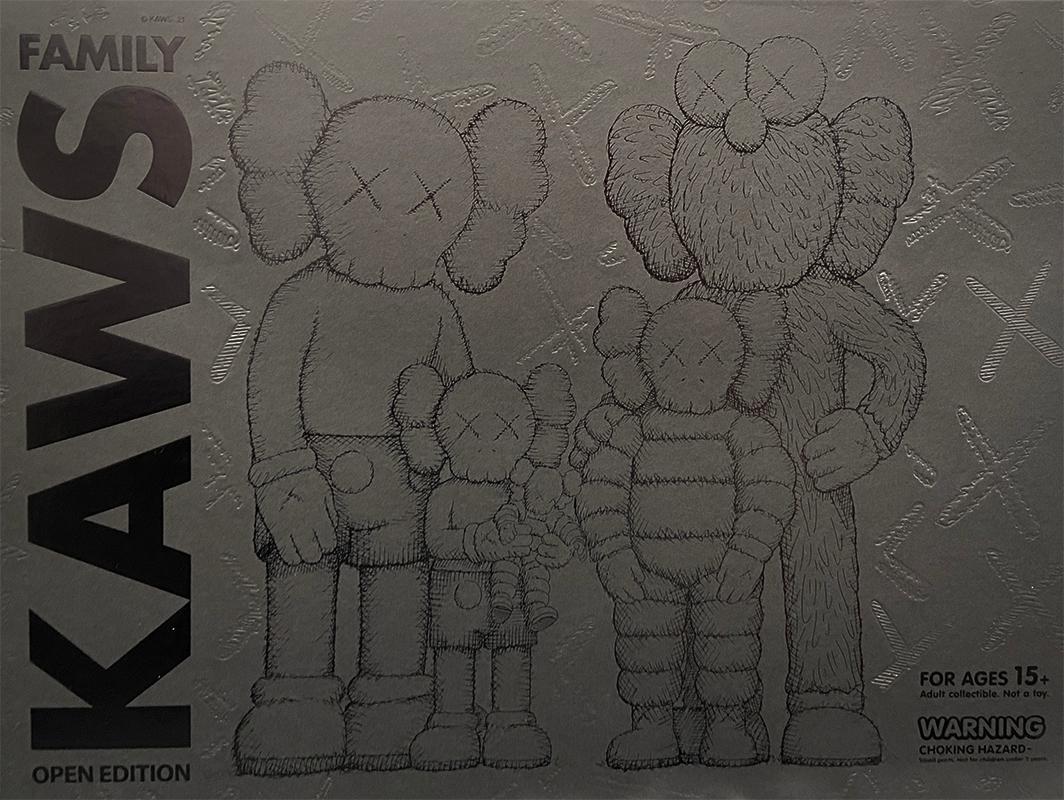 KAWS FAMILY complete set of 3 works (KAWS Family companion) For Sale 8