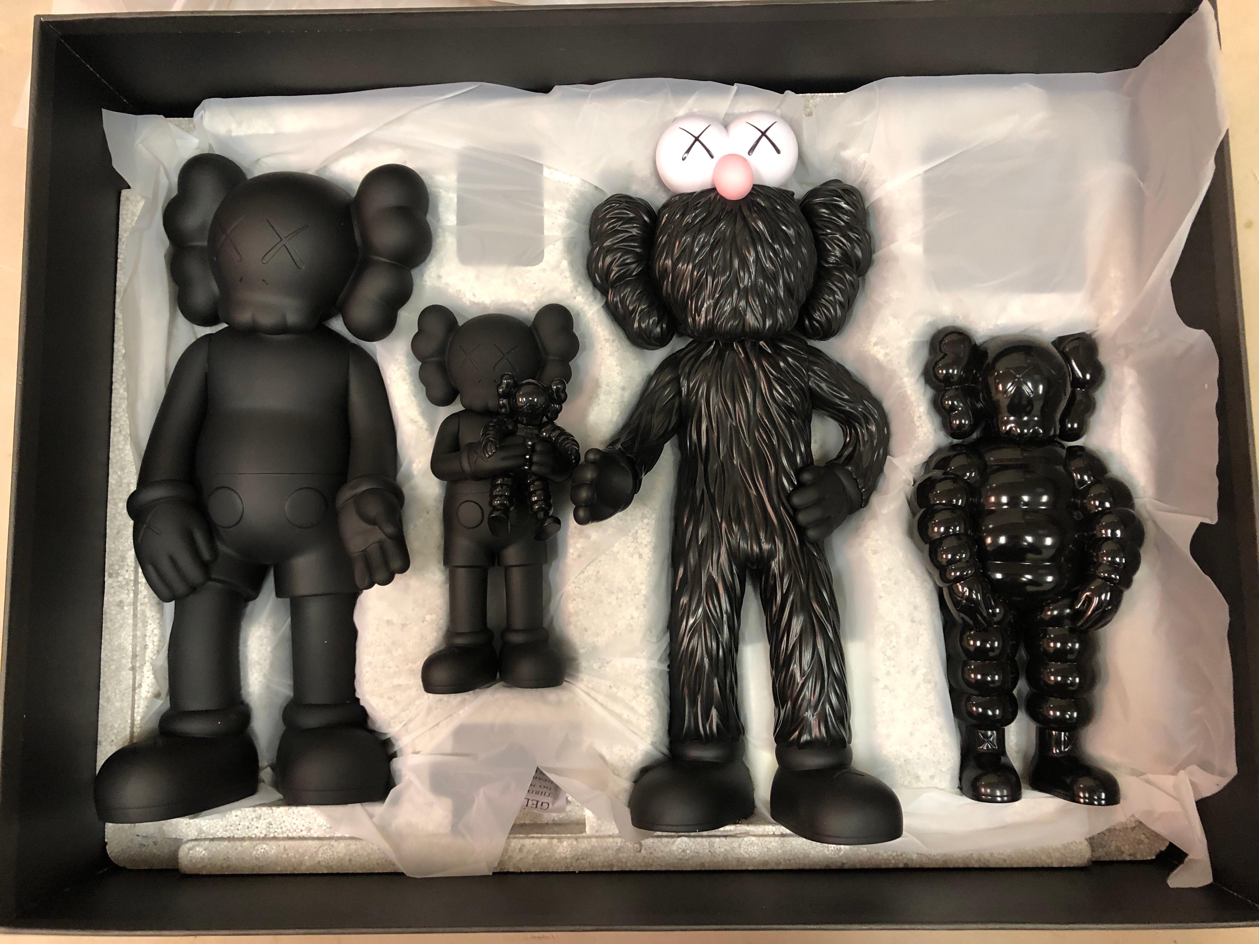 KAWS - FAMILY Figures - Black version - collectible Pop Art  For Sale 2