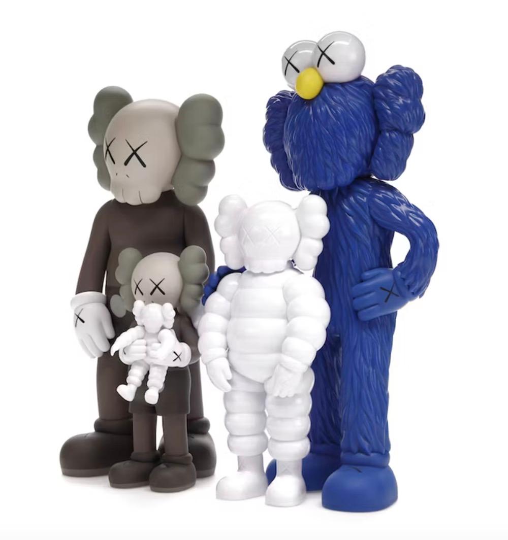 KAWS - FAMILIenfiguren - Braune Version - Sammlerstücke Pop Art  im Angebot 1