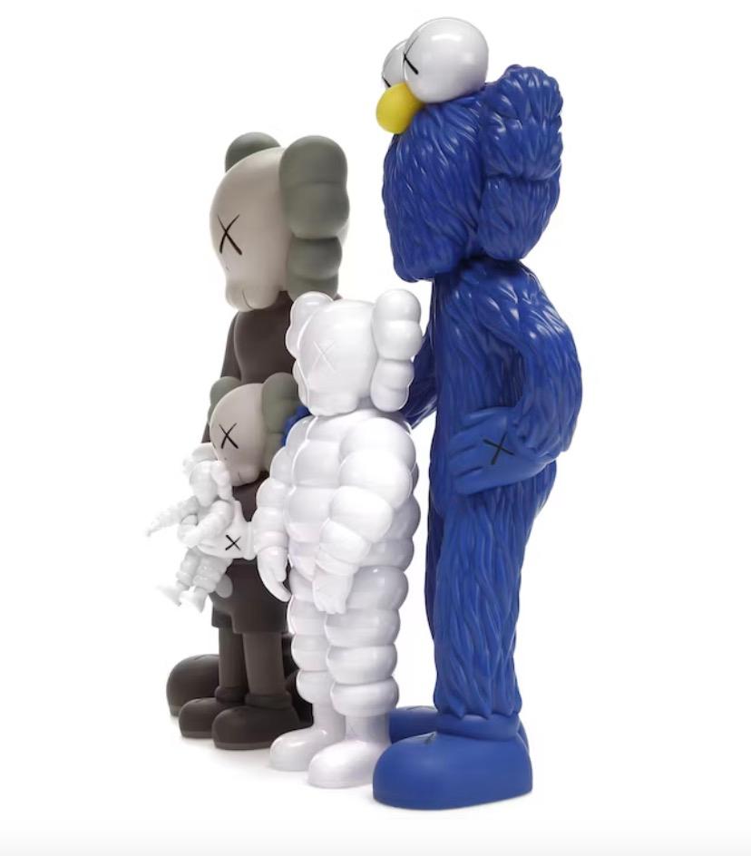 KAWS - Figures de famille - version marron - Pop Art de collection  en vente 2