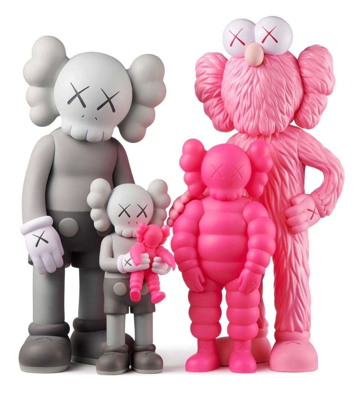 FAMILLE KAWS 2021 :
Une œuvre très appréciée et une variante de la grande sculpture FAMILY de KAWS - ce coffret d'accompagnement KAWS à collectionner a été publié à l'occasion de la première exposition à grande échelle de KAWS dans un musée