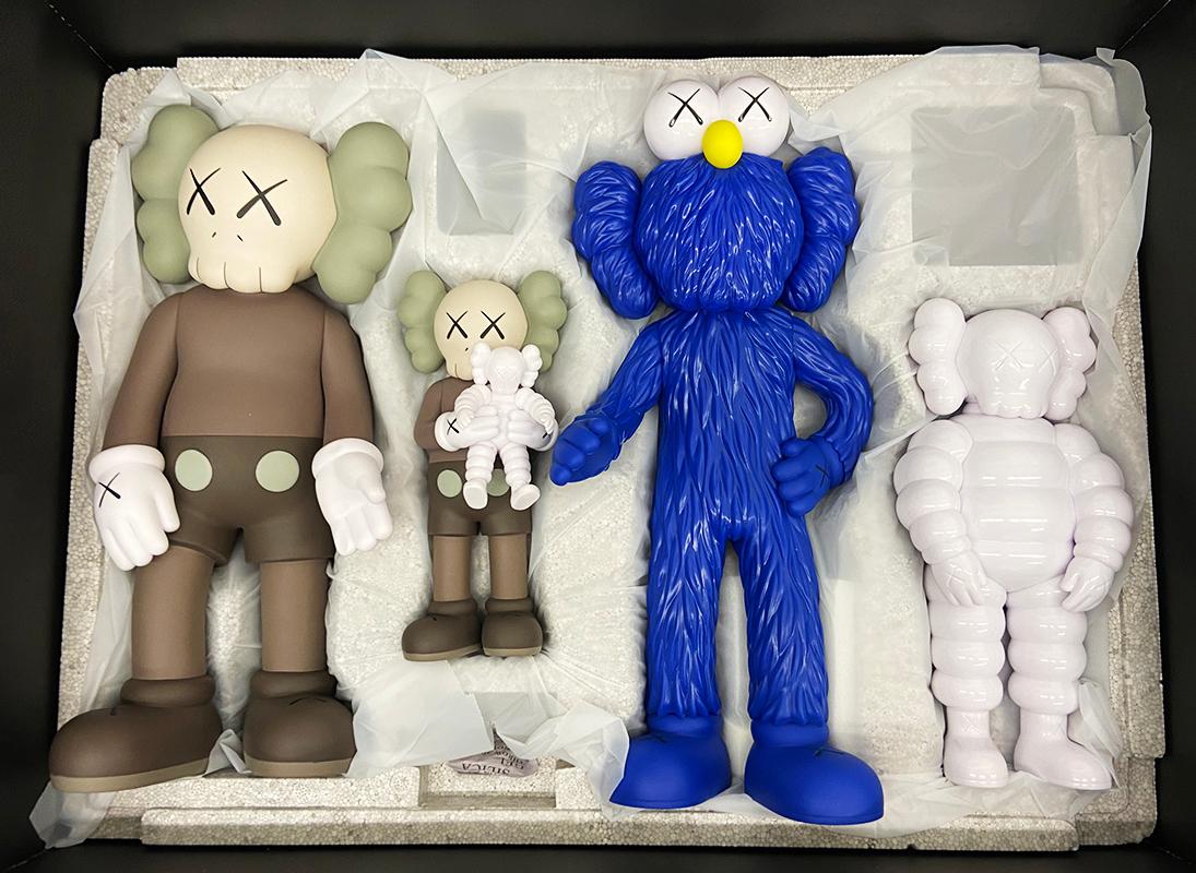 KAWS FAMILY set of 2 works (brown & black KAWS Family companion) For Sale 3