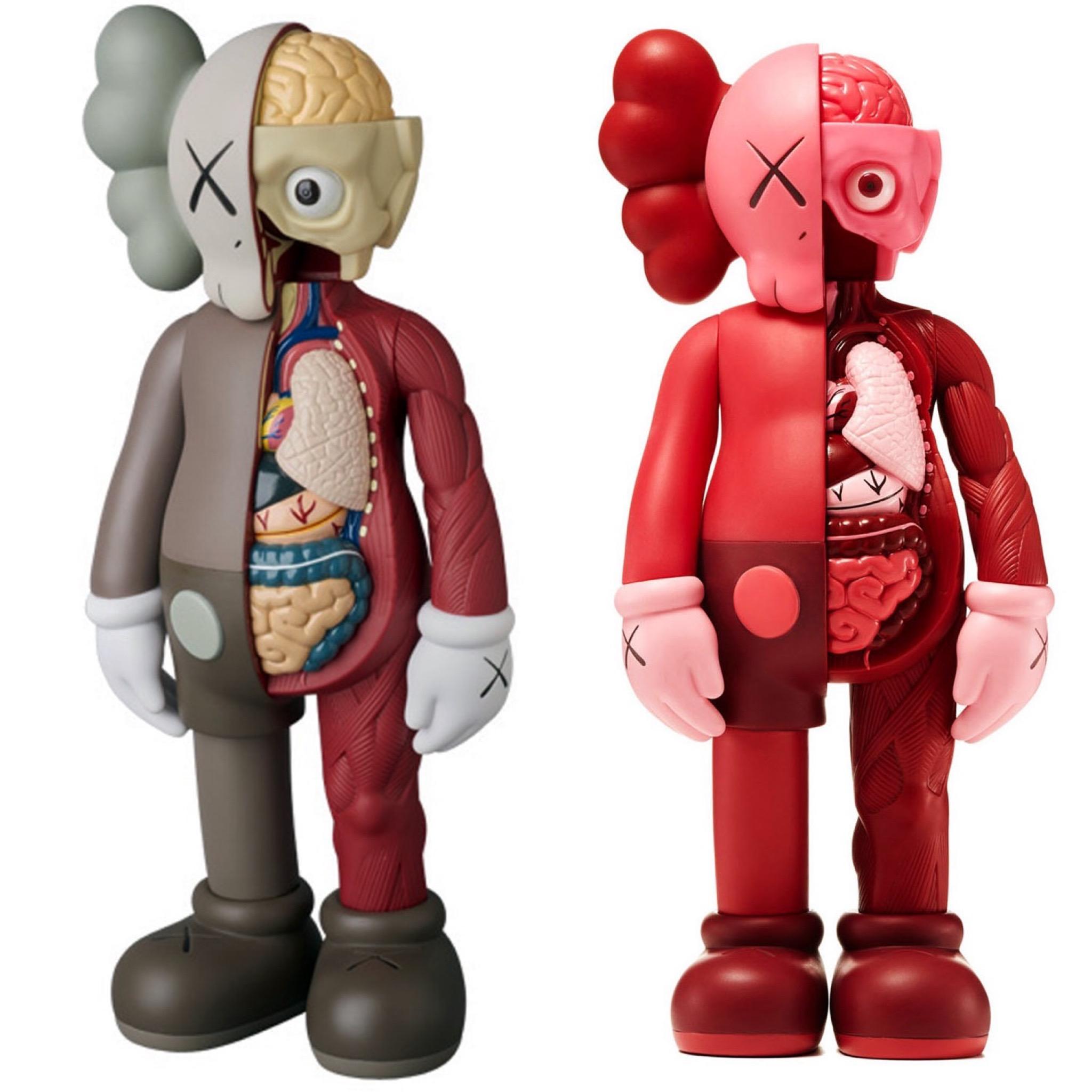 Compagnon KAWS 2016 : Lot de 2 compagnons écorchés KAWS (marron et rouge). Chacun, neuf et scellé dans son emballage d'origine. Publié par Medicom Japan à l'occasion de l'exposition, KAWS : Where The End Starts au Modern Art Museum of Fort Worth en