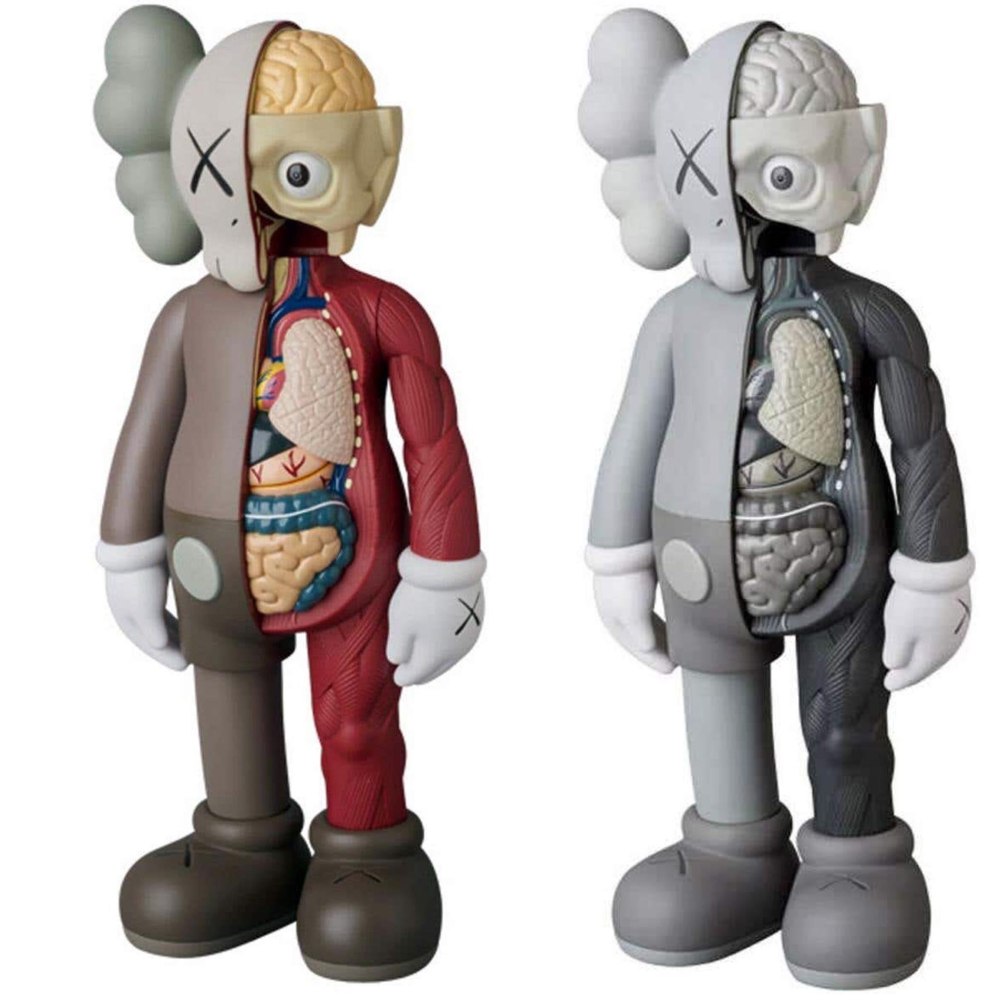 KAWS Compagnon écorché : Lot de 2. KAWS écorché gris & KAWS écorché marron. Chacun, neuf et scellé dans son emballage d'origine. Publié par Medicom Japan à l'occasion de l'exposition, KAWS : Where The End Starts au Modern Art Museum of Fort Worth en