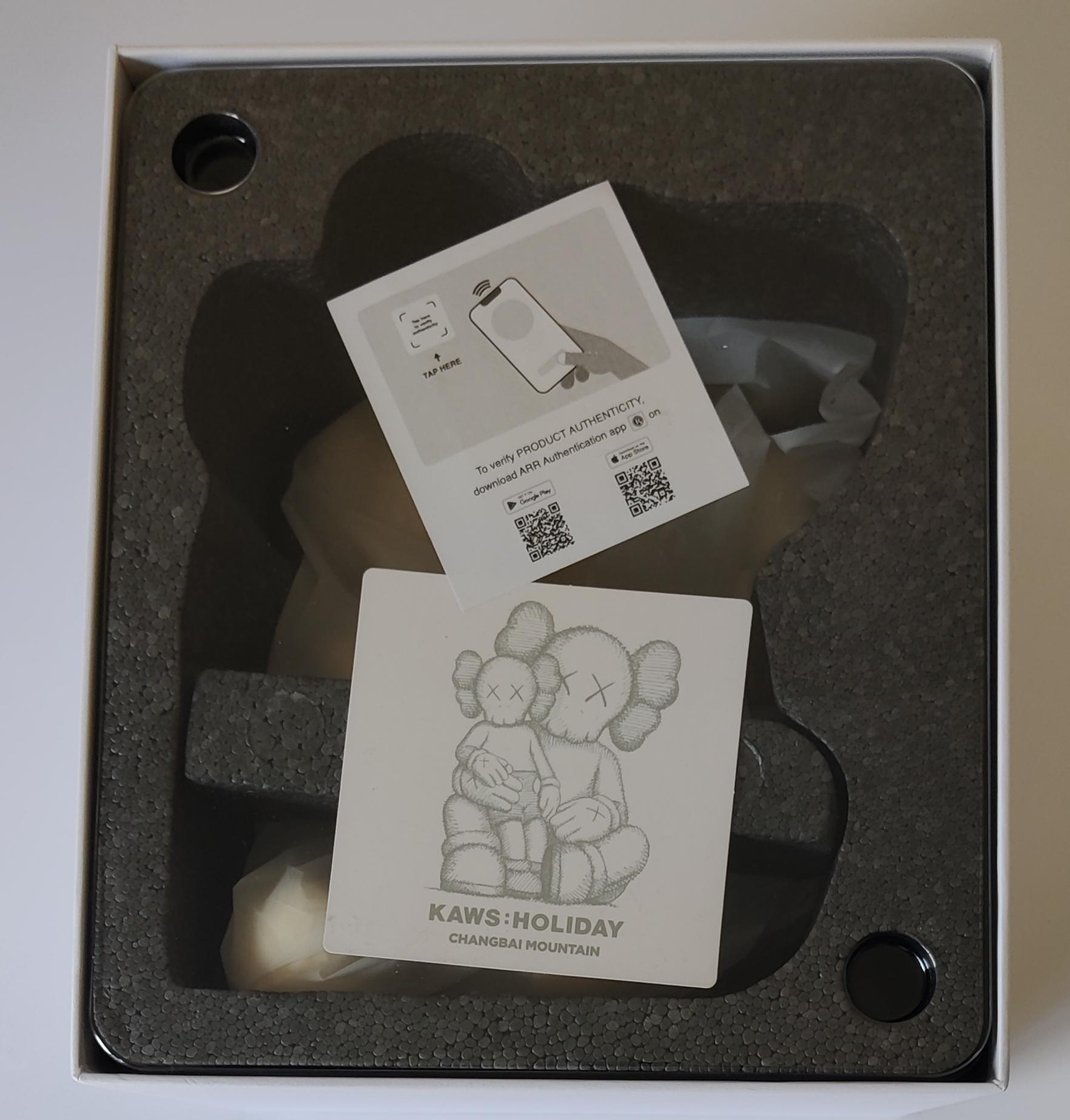 KAWS -- Holiday Changbai Mountain (blanc) en vente 1