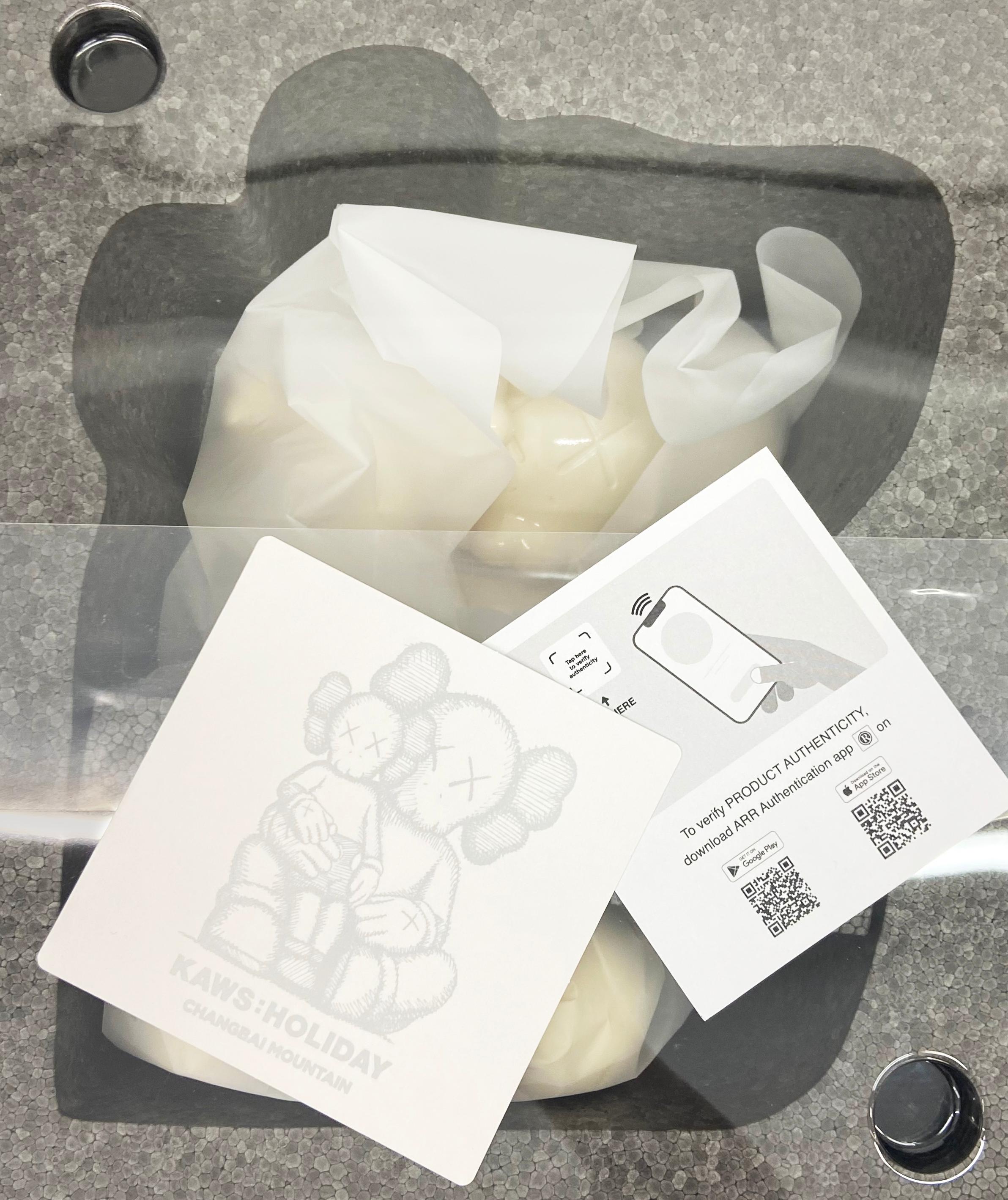 KAWS HOLIDAY Changbai blanc (KAWS blanc changbai) en vente 5
