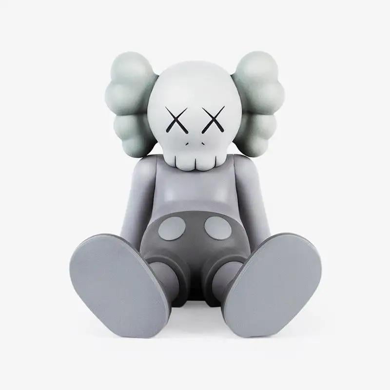 Companion KAWS HOLIDAY : ensemble de 3 œuvres (KAWS Companion grise) en vente 1