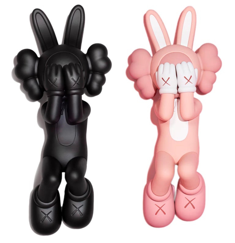 https://a.1stdibscdn.com/kaws-sculptures-kaws-holiday-indonesia-set-of-2-works-kaws-indonesia-for-sale/a_3543/a_129458021692916535990/kaws_holiday_set_black_pink_master.jpeg?width=768