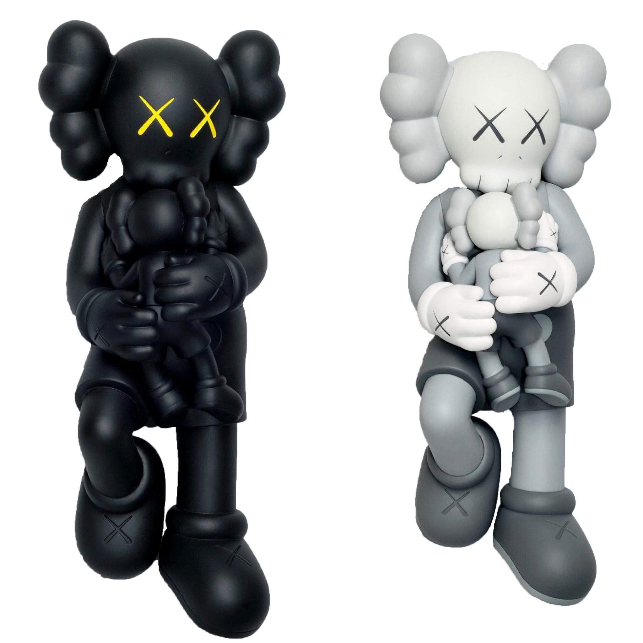 KAWS Holiday Singapore (KAWS Singapour) : ensemble de 2 œuvres :

Un lot de 2 compagnons de vacances KAWS neufs dans leur emballage d'origine. KAWS Singapore a été publié en 2021 pour commémorer les débuts de l'œuvre gonflable de 42 mètres de KAWS