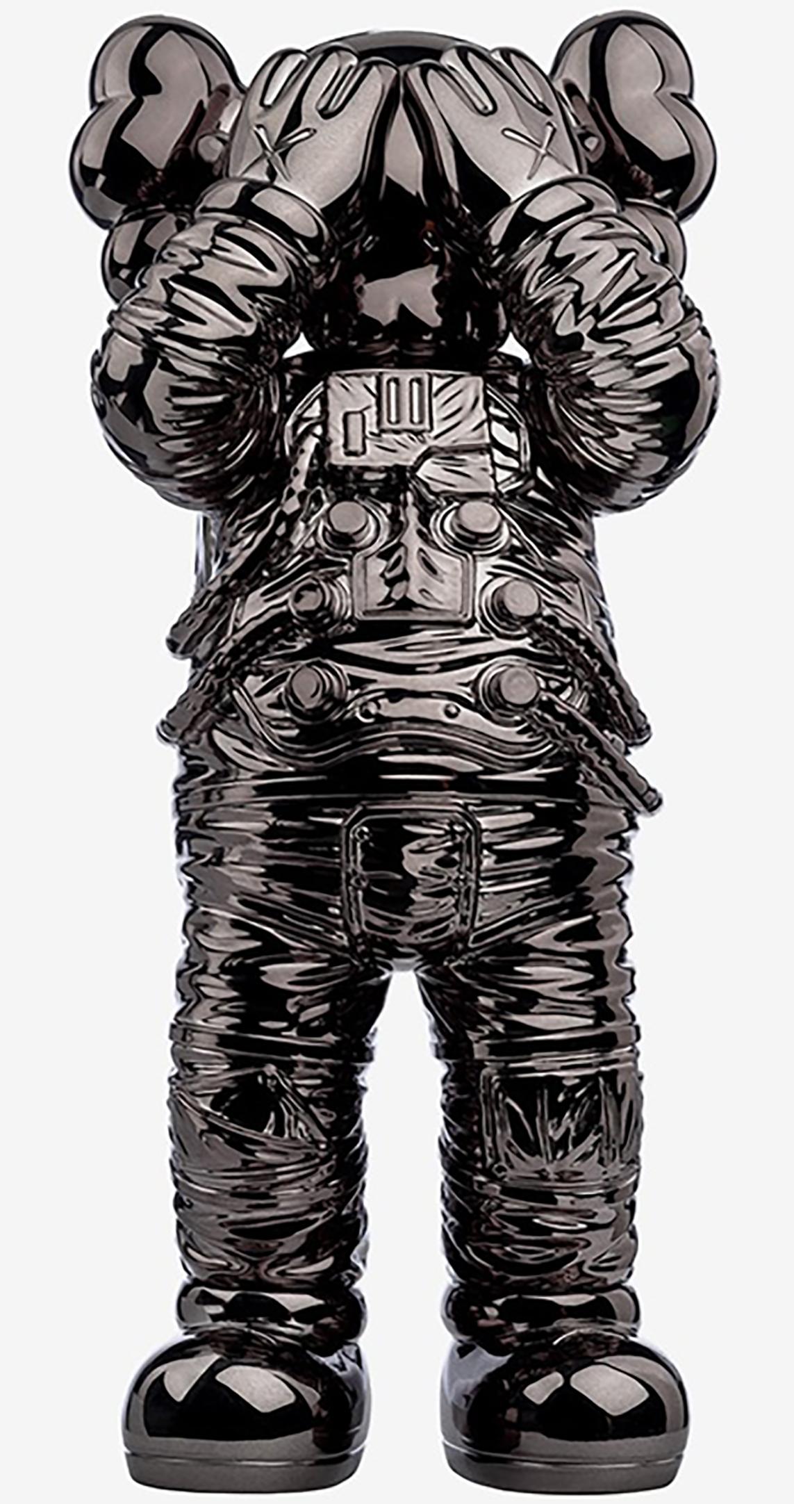 KAWS:HOLIDAY SPACE (Negro), es una celebración de los 20 años de KAWS Companion. Utilizando un globo sonda, el KAWS:HOLIDAY SPACE fue enviado a 41,5 km de altura en la estratosfera antes de volver a la Tierra. Con reminiscencias del trofeo Moonman