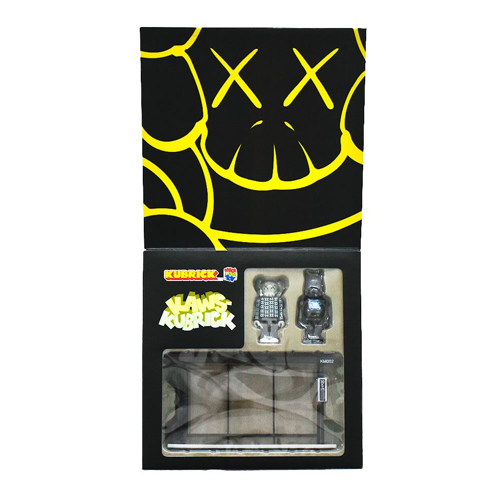 Bereit zum Ausstellen des supercoolen KAWS Kubrick Bus Stop Set-2.
Veröffentlicht im Jahr 2002.
Komplett mit 2 Mini-Kaws-Figuren und Bus Stop.
Die Figuren sind auf der Rückseite des Beins mit 