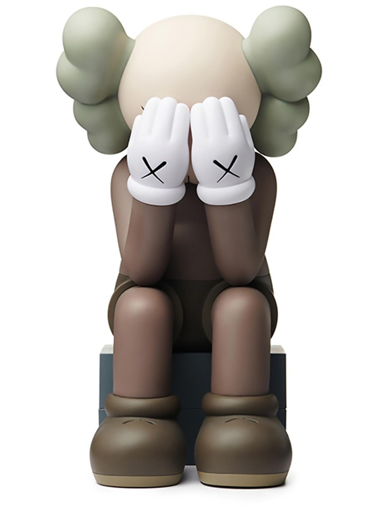 Compagnon de passage de KAWS 2018. Neuf et scellé dans son emballage d'origine. 
La plus emblématique des compagnons de KAWS, cette figurine Passing Through a été publiée par KAWS One, et est depuis épuisée.

Médium : Peinture vinylique, résine