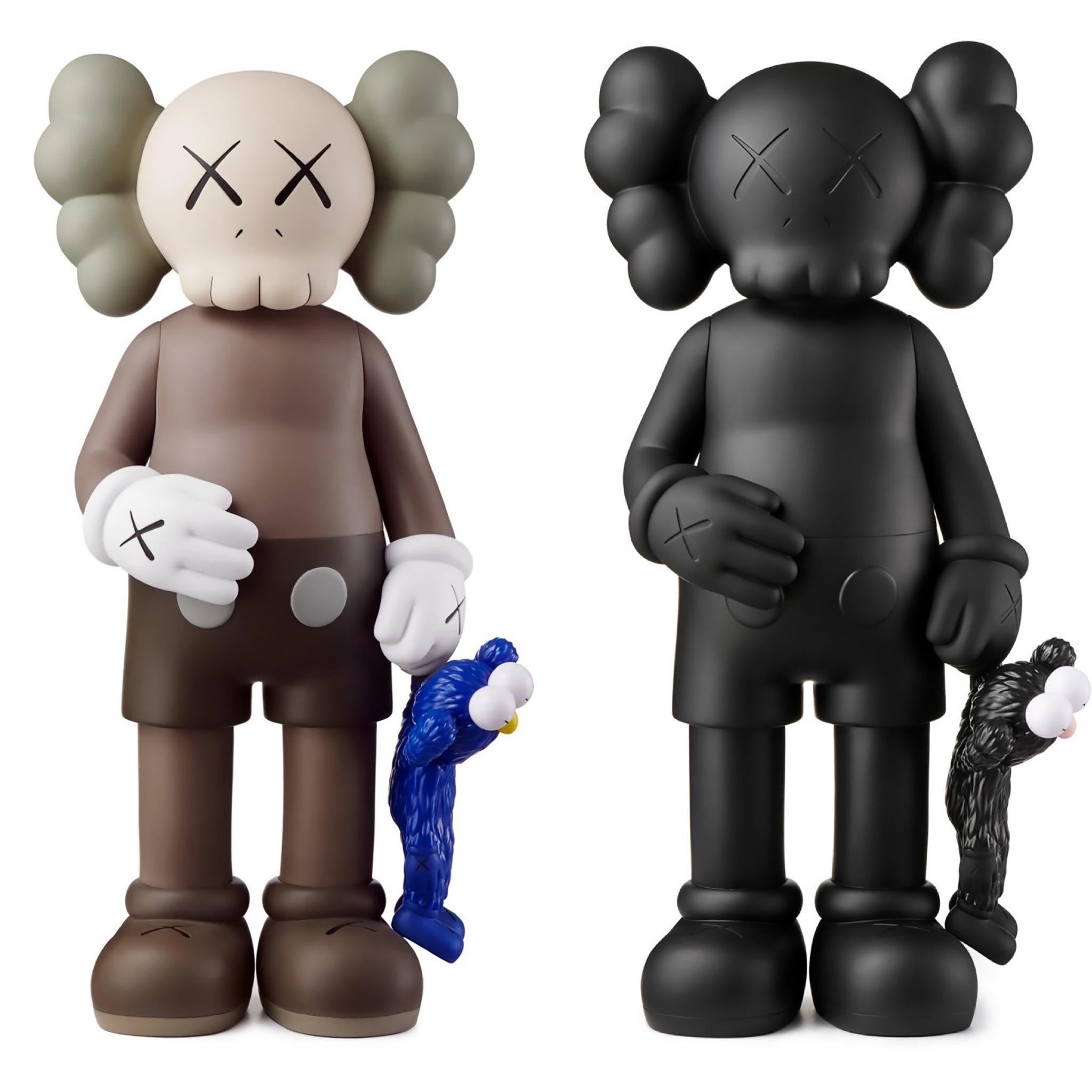 KAWS SHARE: 2er-Set; Braun & Schwarz; jeweils neu & ungeöffnet in der Originalverpackung. 
KAWS SHARE erschien erstmals in "BLACKOUT" - der ersten Londoner Einzelausstellung von KAWS (Skarstedt London 2019). In SHARE verwendet KAWS zwei seiner