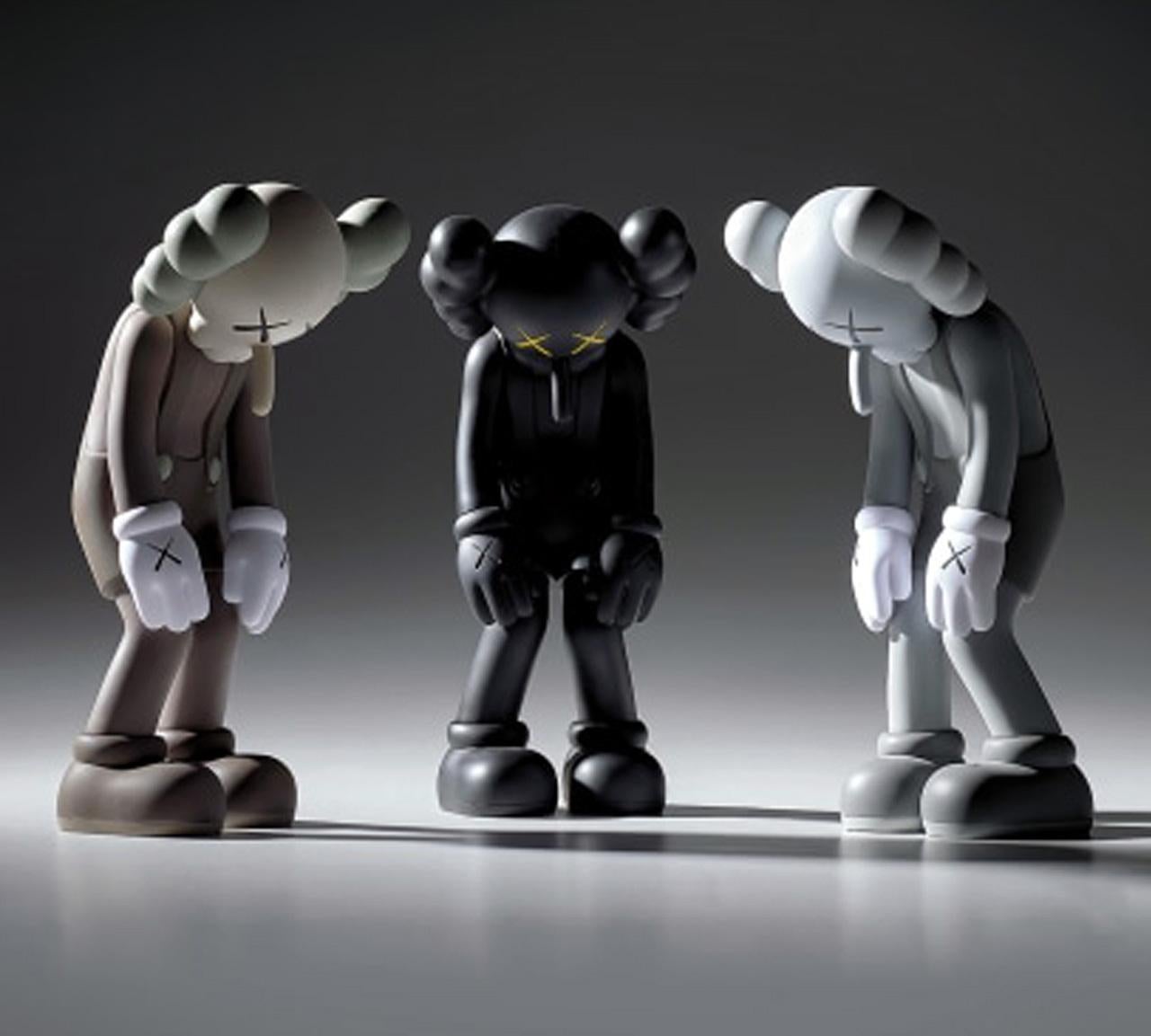 KAWS SMALL LIE : Série complète de trois. Chacun est neuf et scellé dans son emballage d'origine. Ces pièces figuratives KAWS sont une interprétation de Small Lie produite en collaboration avec les musées du Qatar, une sculpture de 30 pieds de haut