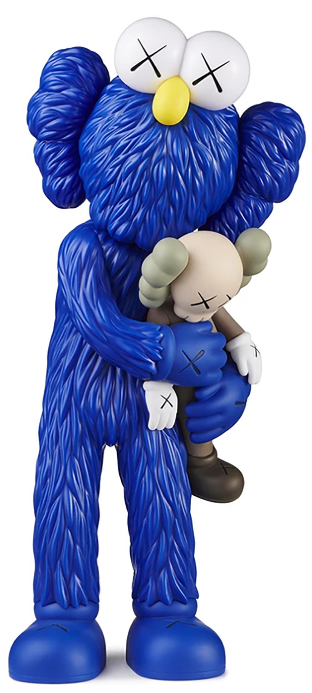 KAWS TAKE (Bleu) neuf & non ouvert dans son emballage d'origine. 
Une sculpture figurative de KAWS qui se démarque et une variation de la sculpture TAKE à grande échelle de KAWS - un point fort de l'exposition, " KAWS BLACKOUT " à la Skarstedt