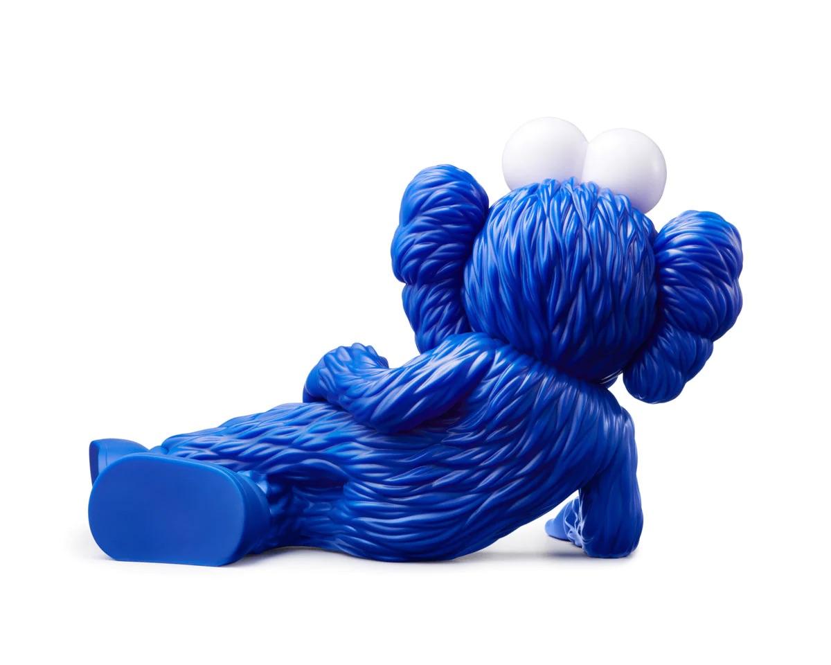 KAWS TIME OFF Blue:
A highly decorative KAWS Companion featuring KAWS’ much popularized BFF Companion in a resting position. This brightly colored, highly collectible KAWS Companion art toy was published ahead of the exhibition: KAWS: TIME OFF at