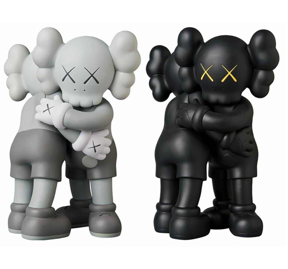 KAWS Juntos: Conjunto de 2 obras (Negro y Gris). Nuevos y sin abrir en su embalaje original. 
En JUNTOS, los icónicos "Compañeros" de KAWS están entrelazados, consolándose mutuamente en un abrazo eterno. KAWS 1st estrenó este dúo de abrazos en 2016,