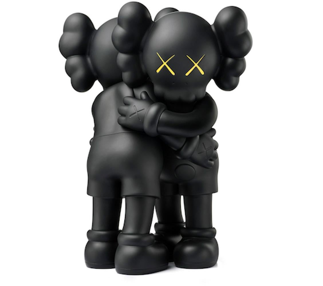 KAWS Black Together Companion 2018 :
Ce rare 2018 KAWS TOGETHER représente les emblématiques "Compagnons" de l'artiste imbriqués dans une étreinte permanente. KAWS a présenté pour la première fois ce duo embrassant Together en 2016, en présentant