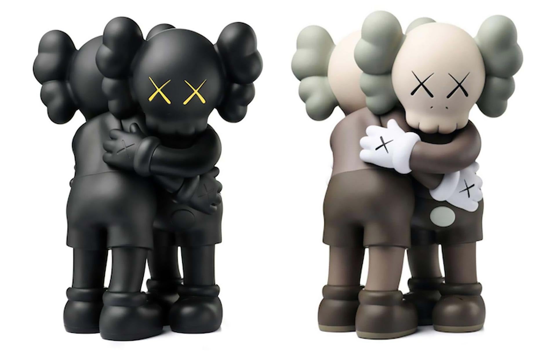 KAWS Ensemble 2018 : Lot de 2 (marron et noir) :
Dans TOGETHER, les "compagnons" emblématiques de KAWS sont enlacés, se consolant l'un l'autre dans une étreinte éternelle. KAWS 1st a fait ses débuts avec ce duo enlacé en 2016, en présentant des