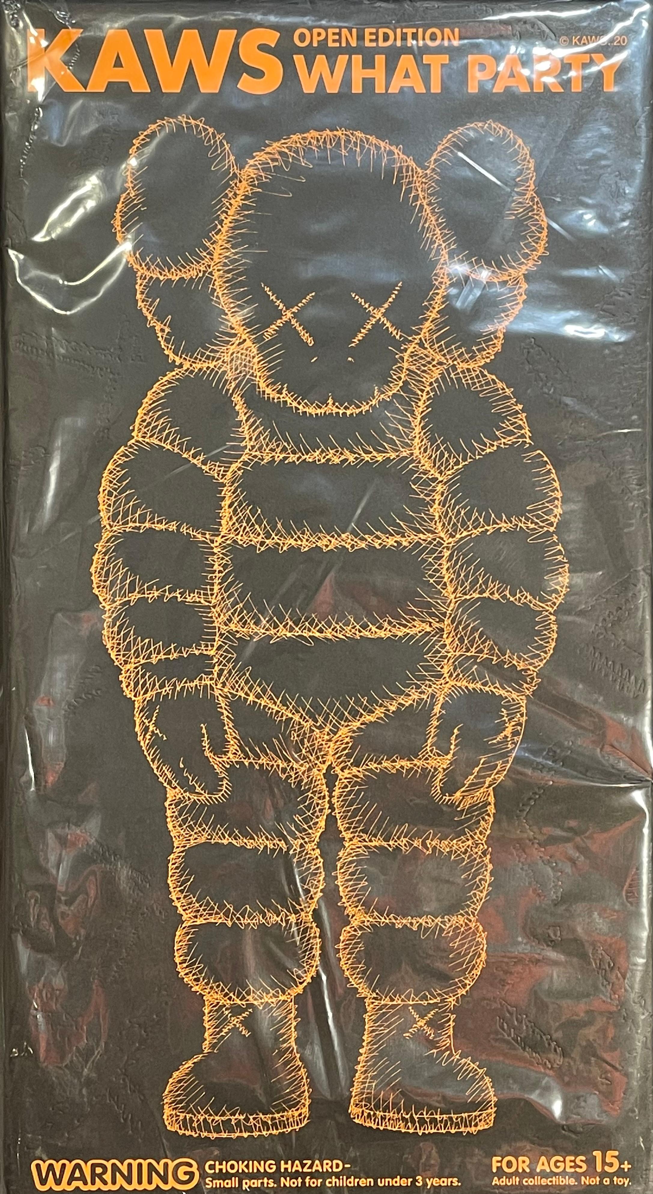 KAWS QUE FIESTA (naranja):
KAWS naranja WHAT PARTY Compañero con el personaje CHUM de KAWS en posición encorvada. Publicado para conmemorar el debut de la versión escultórica a mayor escala de KAWS en el K11 Musea de Hong Kong y el Museo de