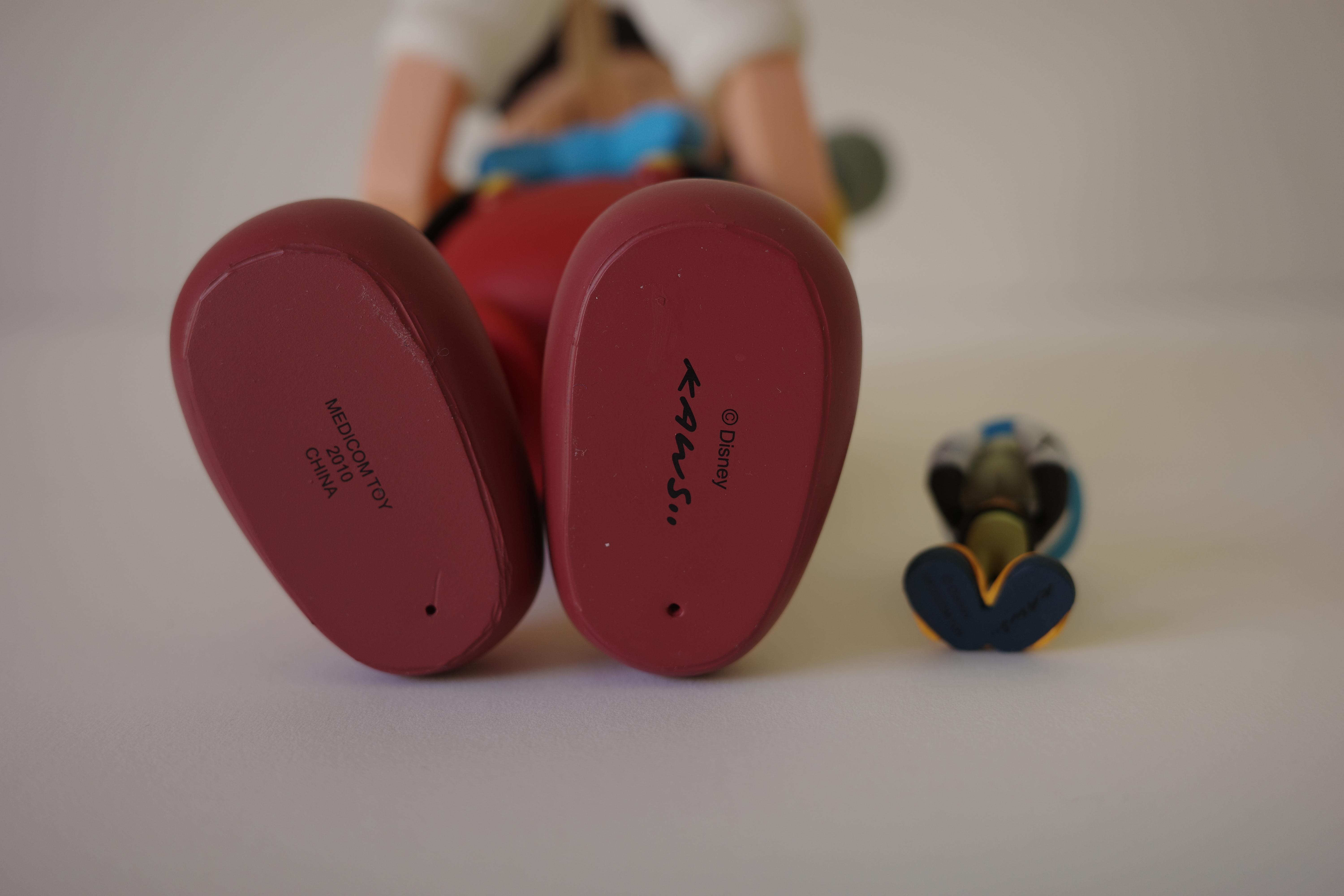 KAWS x Pinocchio e Grillo Parlante della Disney in vendita 3