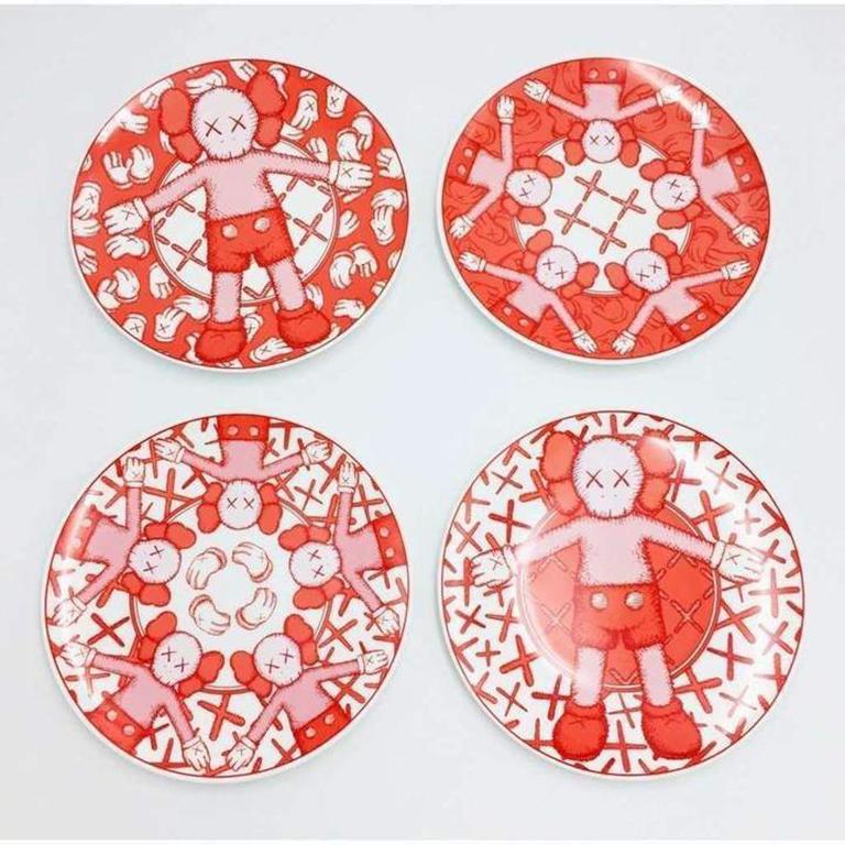Ensemble d'assiettes en céramique rouge - Lot de 4) - Contemporain Sculpture par KAWS