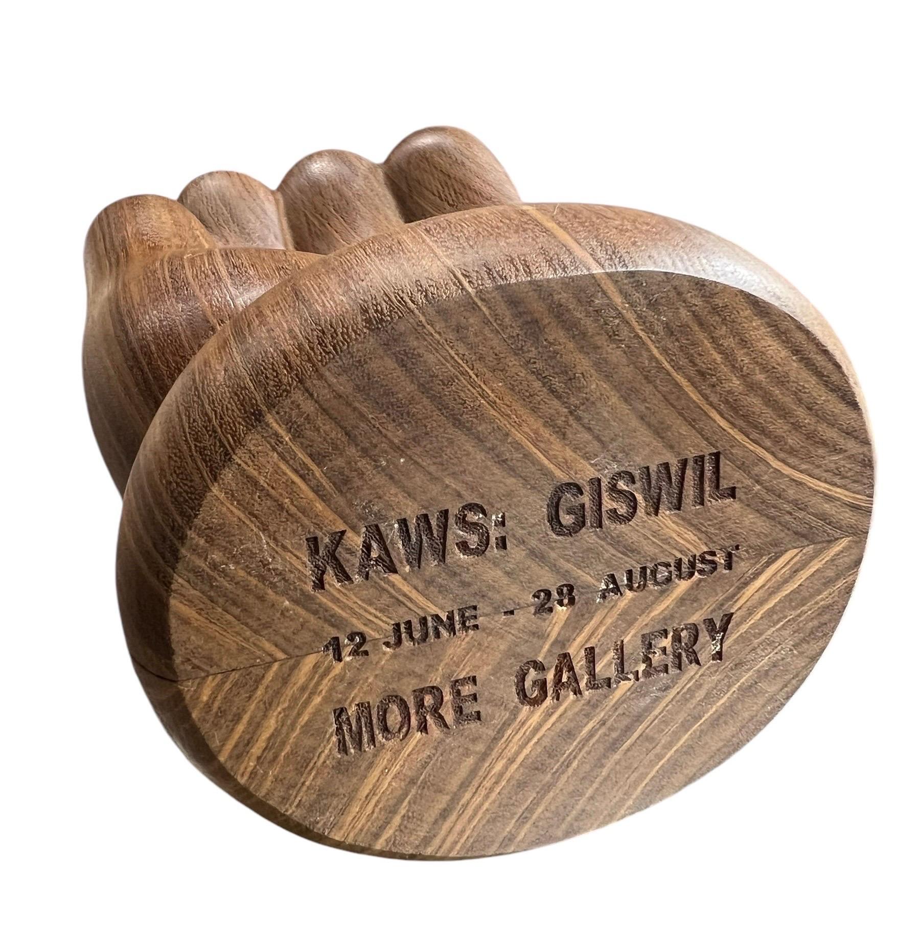 Rara Escultura de Madera Tallada a Mano Kaws Más Galería Suiza Juguete de Madera Arte en venta 9