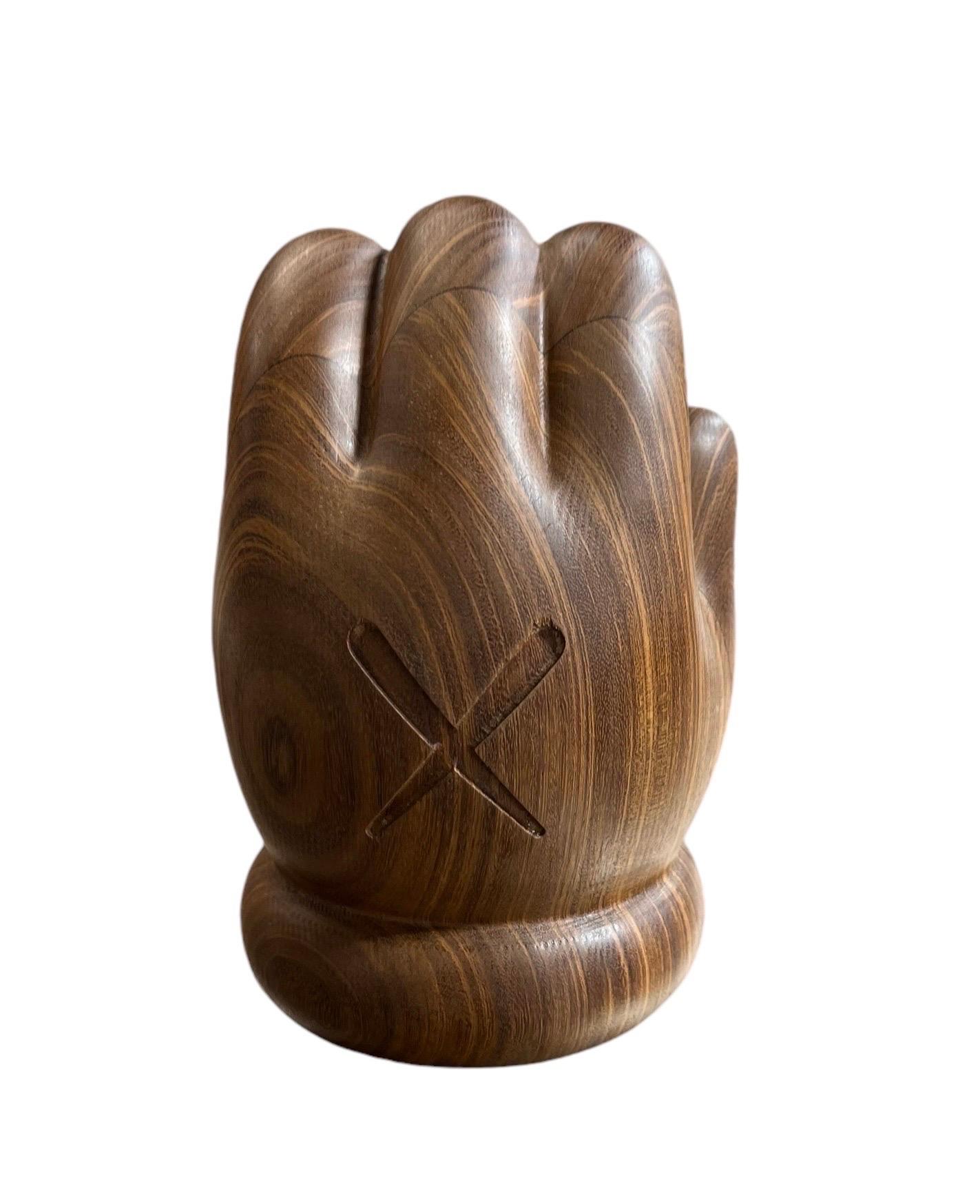 Rara Escultura de Madera Tallada a Mano Kaws Más Galería Suiza Juguete de Madera Arte en venta 3