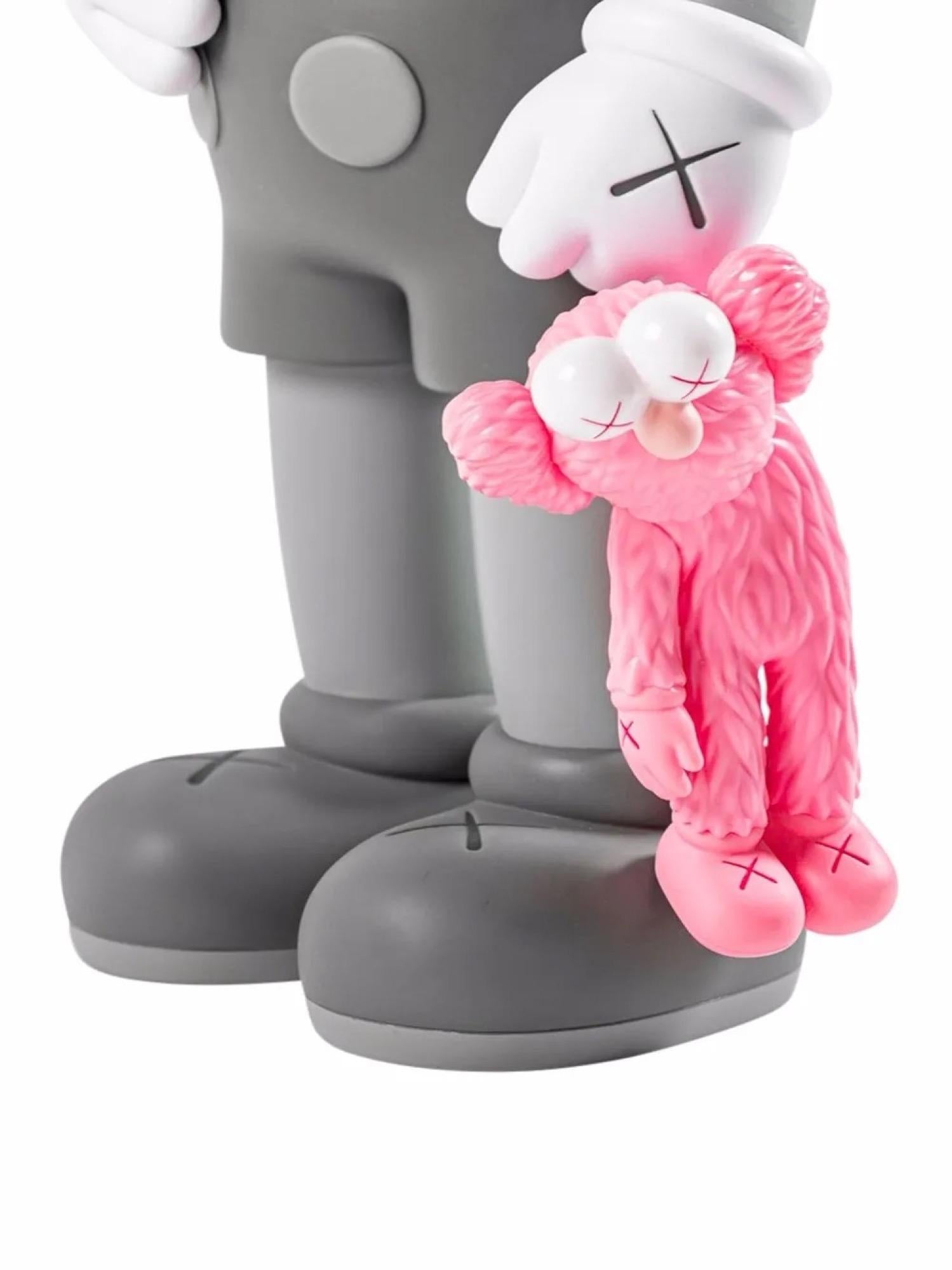 Compagno di condivisione (grigio/rosa) - Sculpture Contemporaneo di KAWS