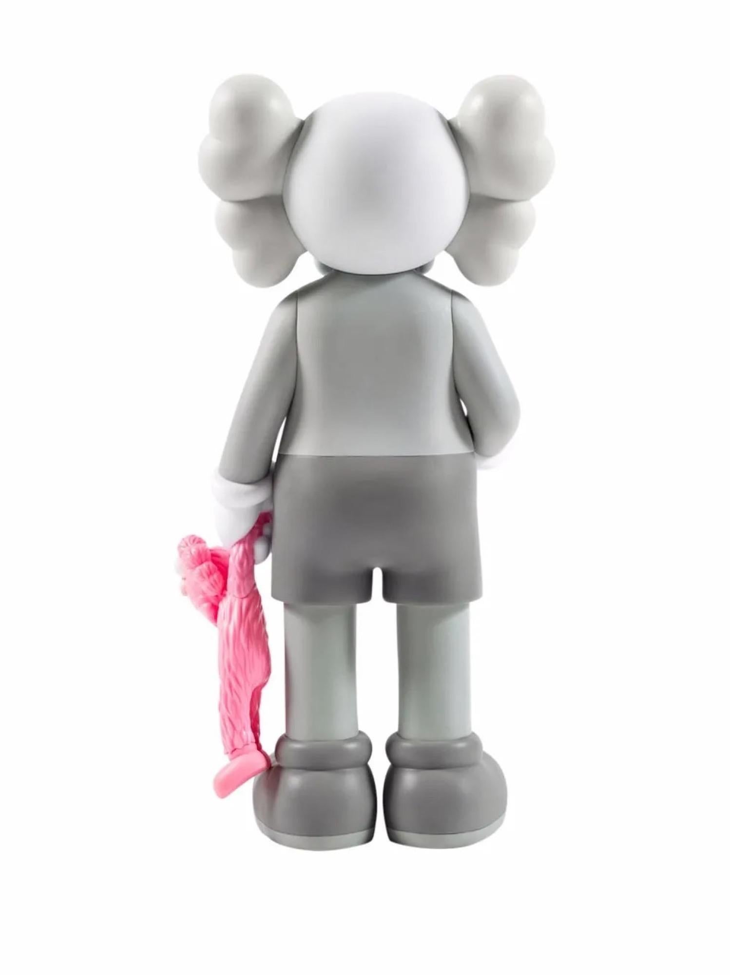 KAWS, SHARE Grey (compagno di condivisione KAWS grigio), 2020

Figura in resina dipinta in vinile

30.5 × 15.2 cm (12 × 6 in )

KAWS è un artista di Brooklyn il cui influente corpo di lavoro sintetizza magistralmente il mondo dell'arte e del design.
