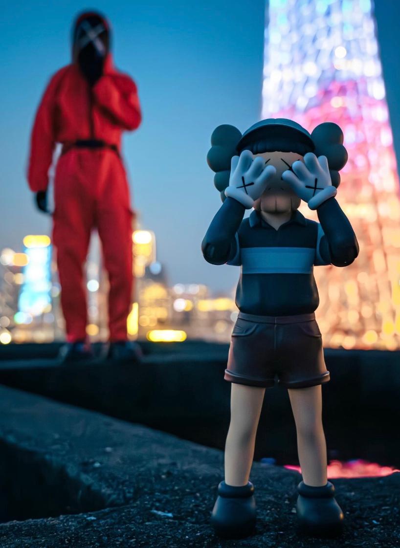 Juego del Calamar Homenaje a Chul-su - Figurative Sculpture Gris de KAWS