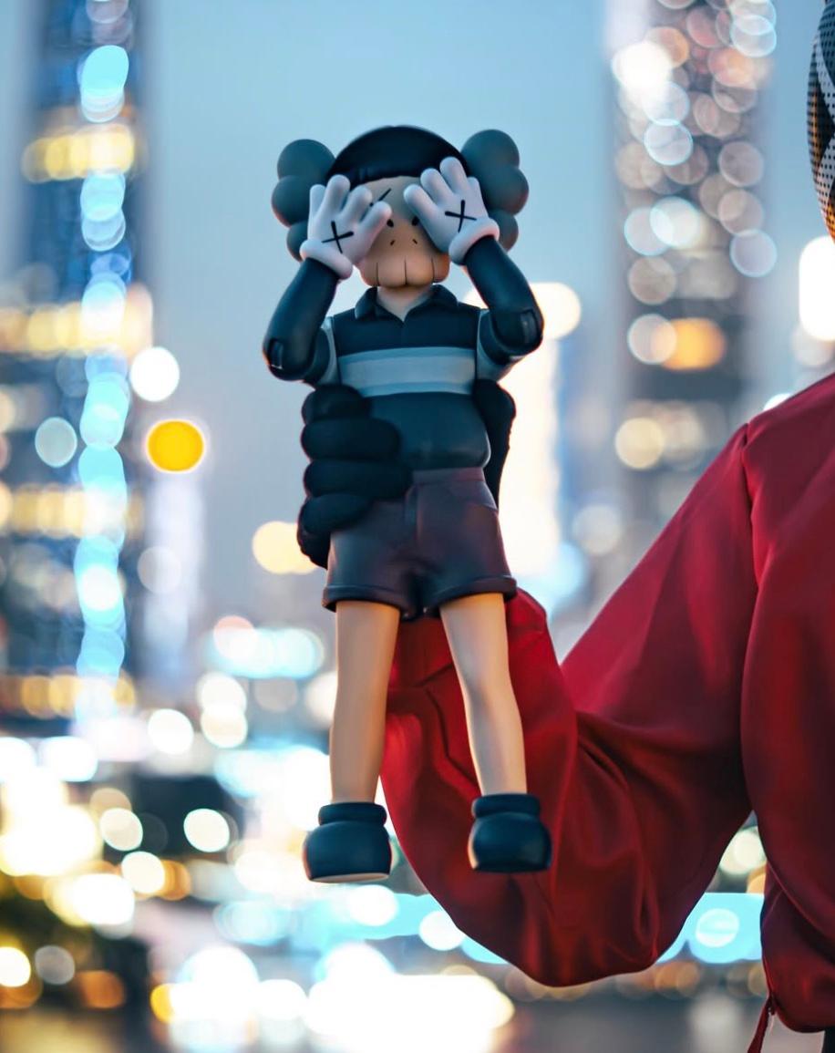 Figurative Sculpture de KAWS - Juego del Calamar Homenaje a Chul-su