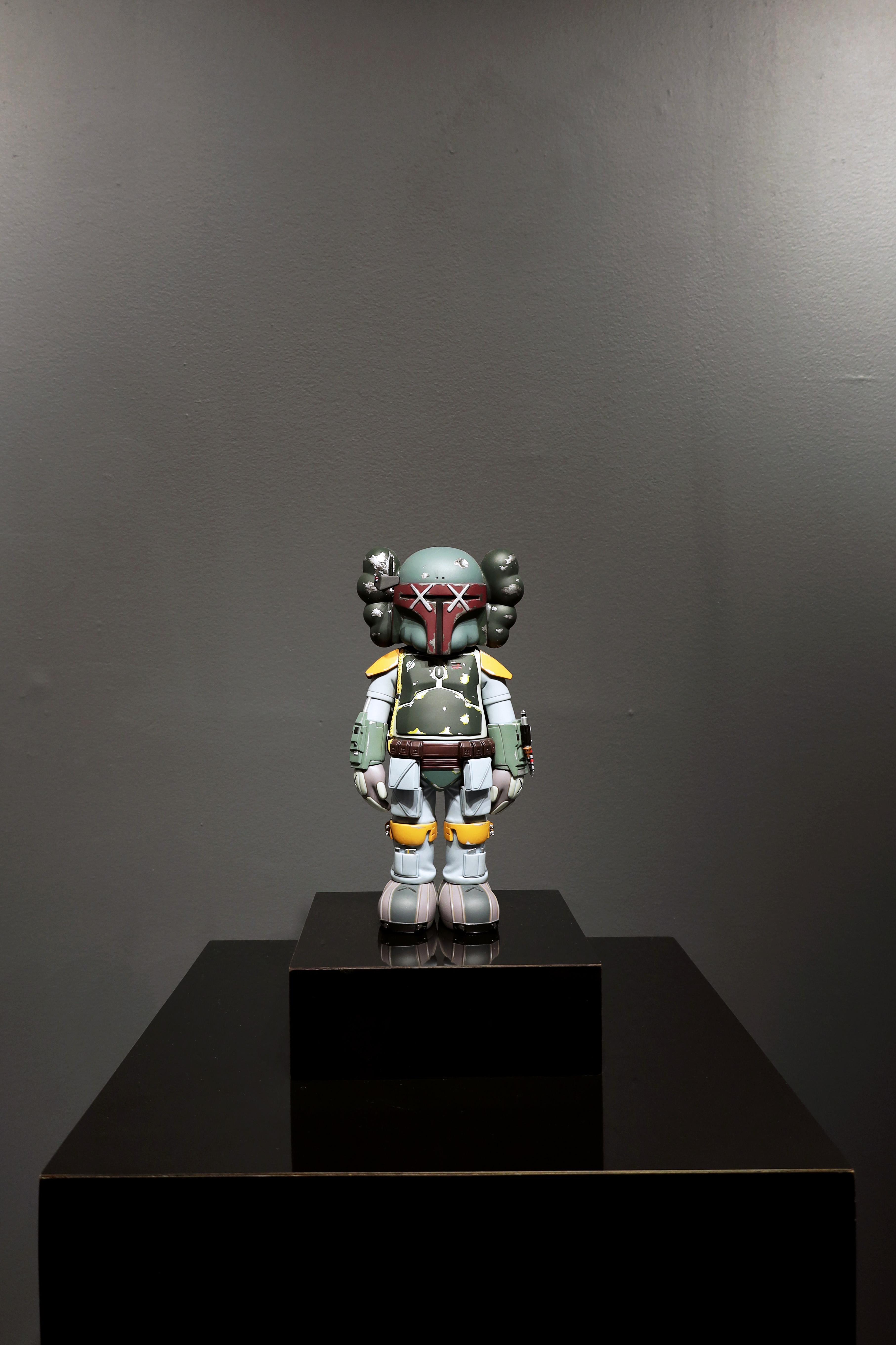 Produit par Medicom Toy Company. Tamponné sous le pied. Edition de 500 exemplaires. 

KAWS, né en 1974, est un artiste basé à New York qui a d'abord attiré l'attention internationale en concevant des jouets et des vêtements en édition limitée. Il a