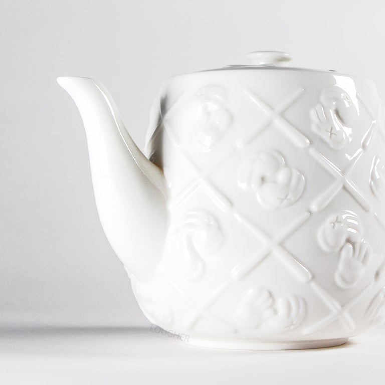 https://a.1stdibscdn.com/kaws-sculptures-teapot-for-sale-picture-4/a_15312/a_92533321655371073127/KAWS_Teapot_3__master.jpg?width=768