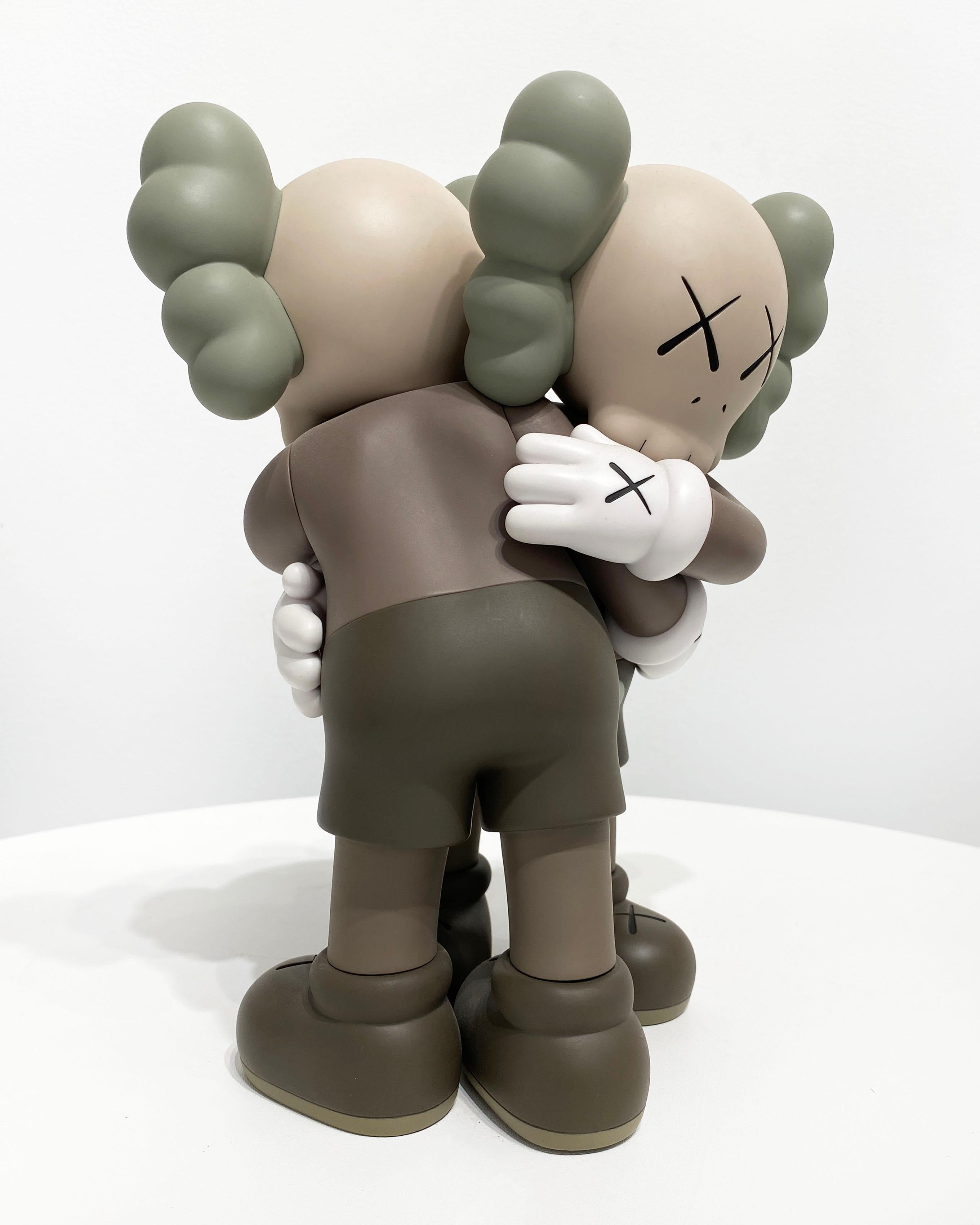 Insieme (Marrone) - Sculpture Contemporaneo di KAWS