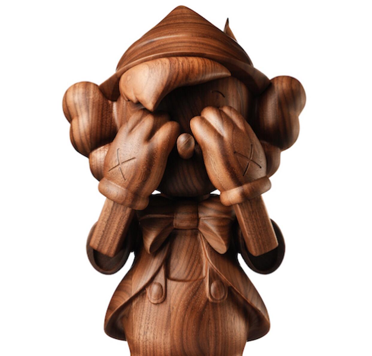 x Pinocchio en bois de Disney - Sculpture de KAWS