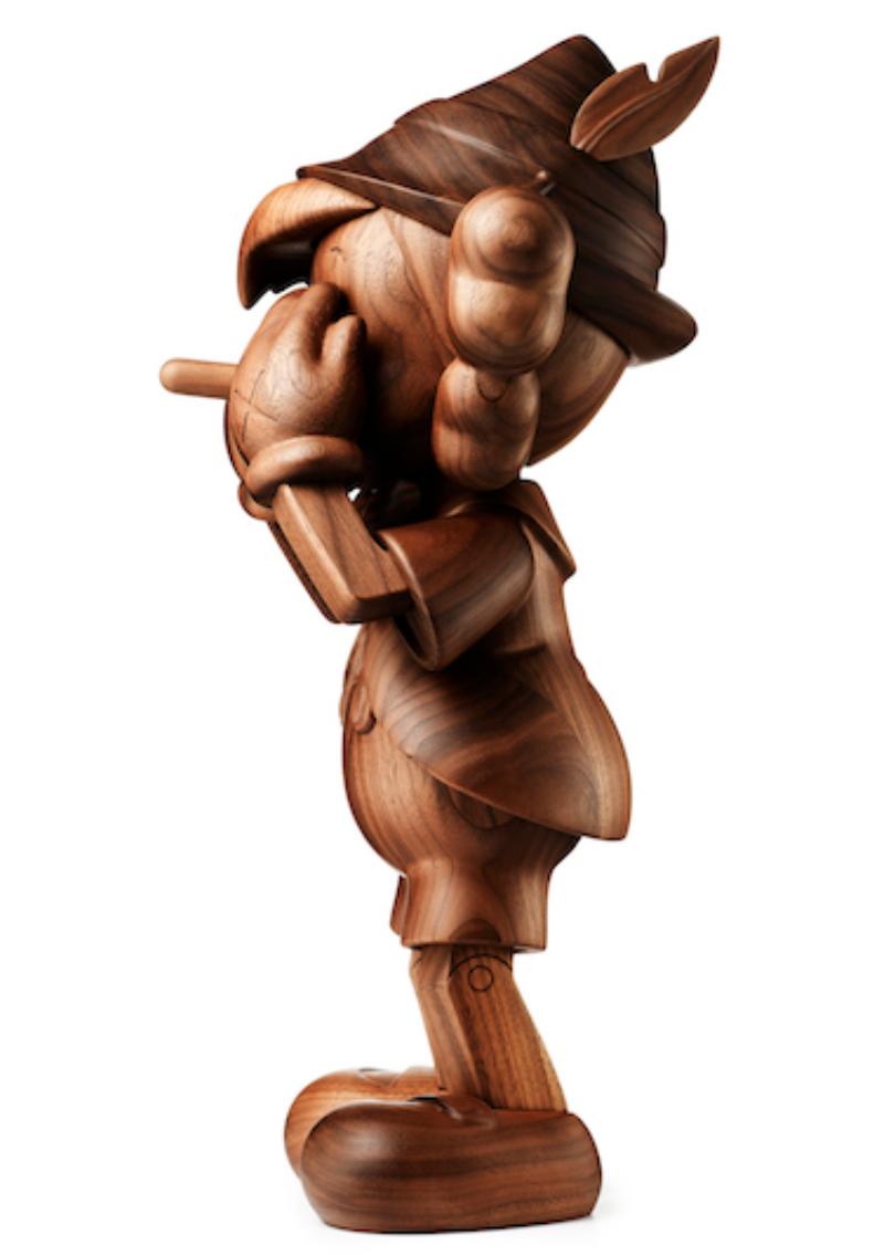 x Pinocchio en bois de Disney - Marron Figurative Sculpture par KAWS