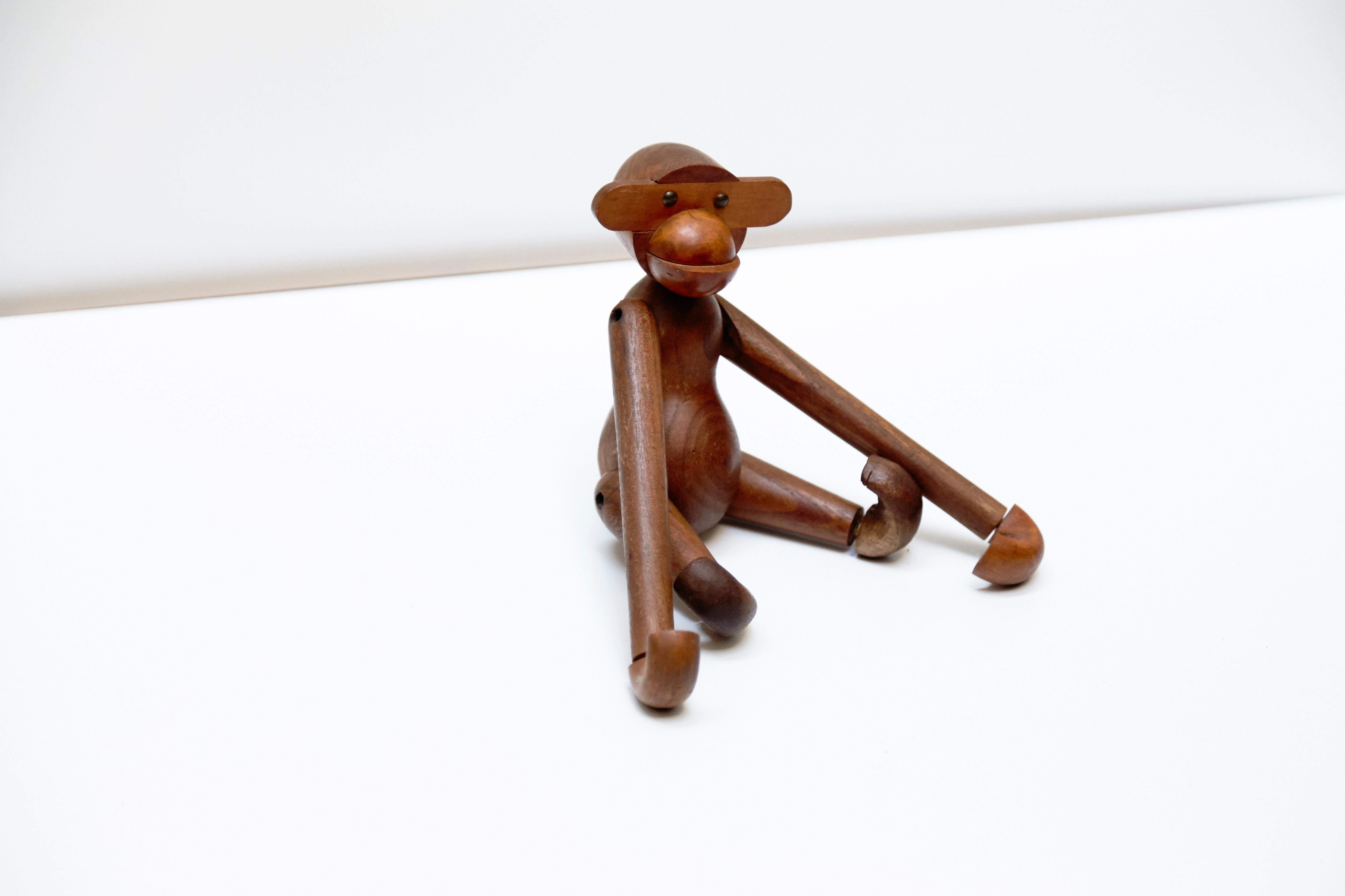 Early Edition of the teak wood monkey designed by Kay Bojensen.
Manufactured in Denmark circa 1960.

In good original condition with wear consistent of age and use, preserving a really beautiful patina.

Measurements:

20 cm H x 18 cm W x 5