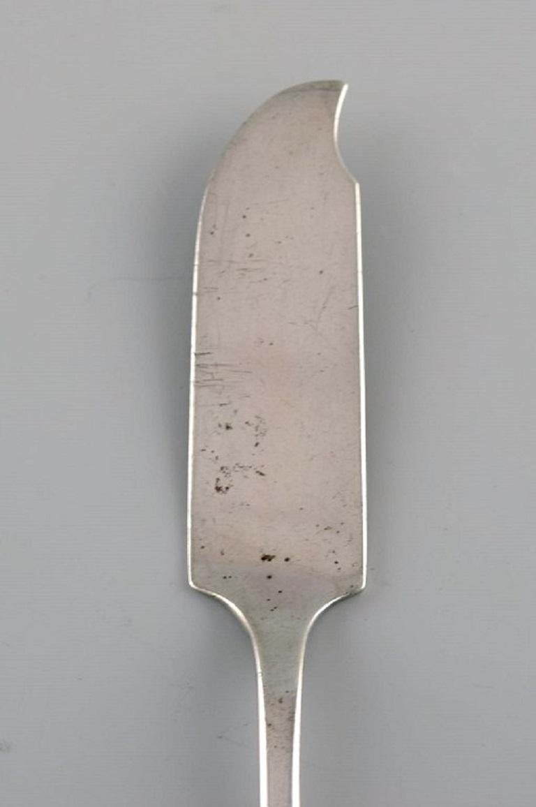 Kay Bojesen (1886-1958), Denmark. Fish knife in silver 830. 
1920s / 30s.
Measures: length: 15 cm.
In excellent condition.
Stamped.
Our skilled Georg Jensen silversmith / goldsmith can polish all silver and gold so that it appears new. The