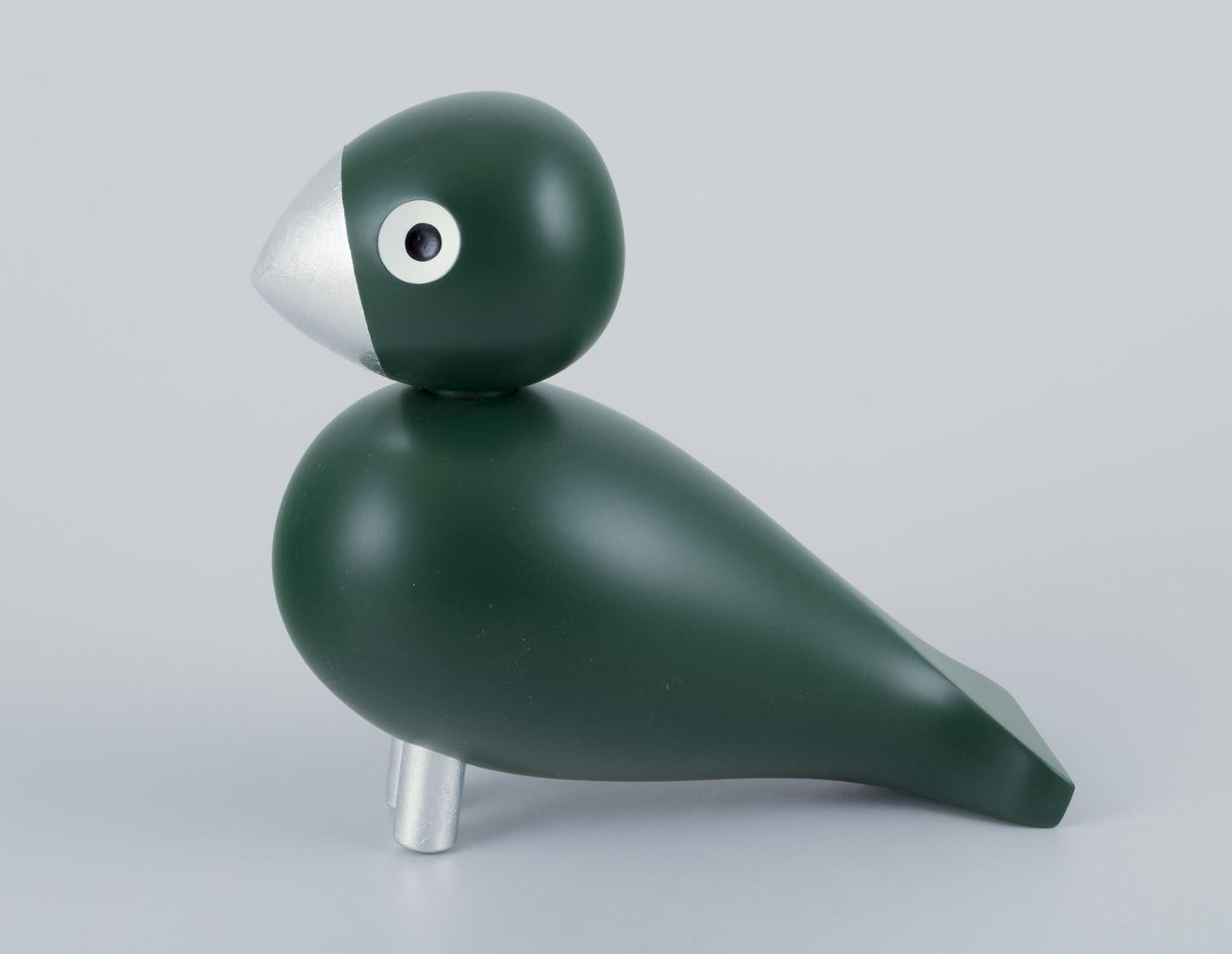 Kaye Bojesen (1886-1958). 
'Georg' - uccello canoro in legno di faggio. Kaye Bojesen si diplomò come argentiere presso Georg Jensen nel 1910.
Dipinto a mano.
Datazione: anni 2000
Condizioni nuove e non utilizzate. Con scatola e borsa