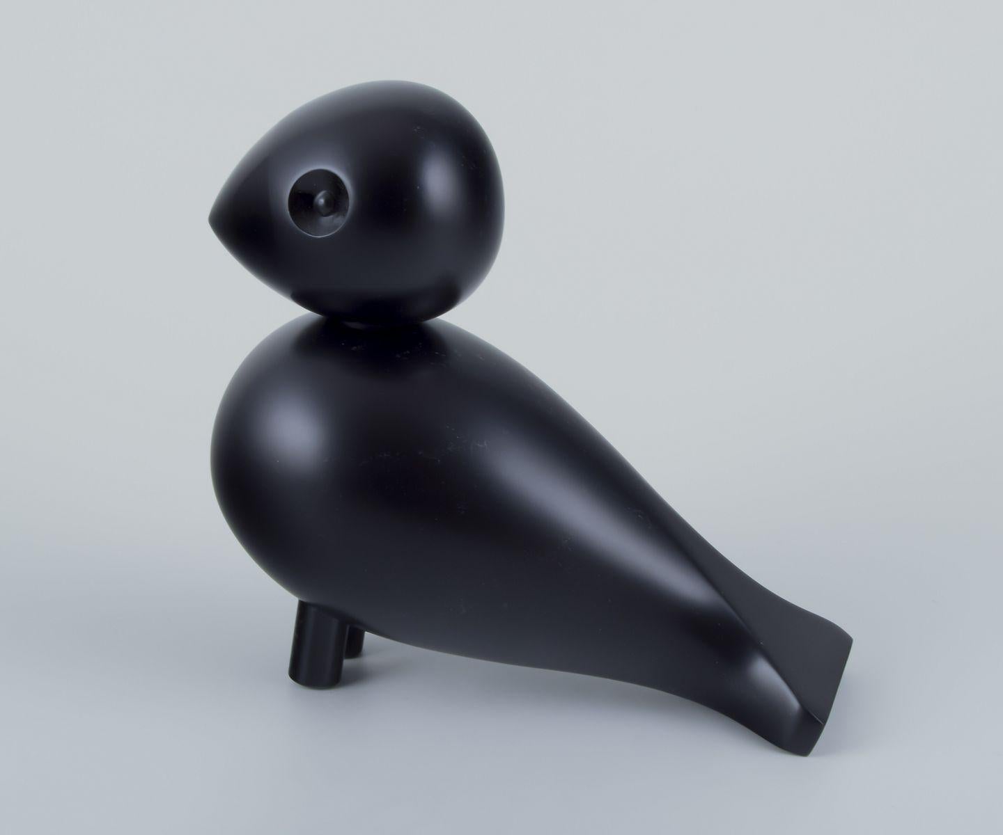 Kaye Bojesen (1886-1958). 
'Raven' - uccello canoro in legno di faggio. 
Dipinto a mano.
Datazione: anni 2000
Condizioni nuove e non utilizzate. Con scatola e borsa originali.
Contrassegnato.
Dimensioni: L 15,0 cm. x H 14,0 cm.

I prodotti usati